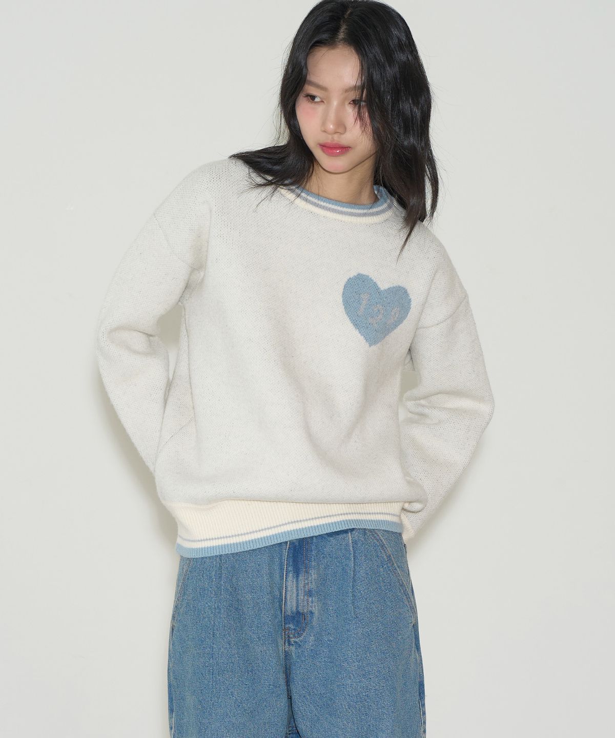 일리고(ILLIGO) 머드 로고 자가드 니트 아이보리