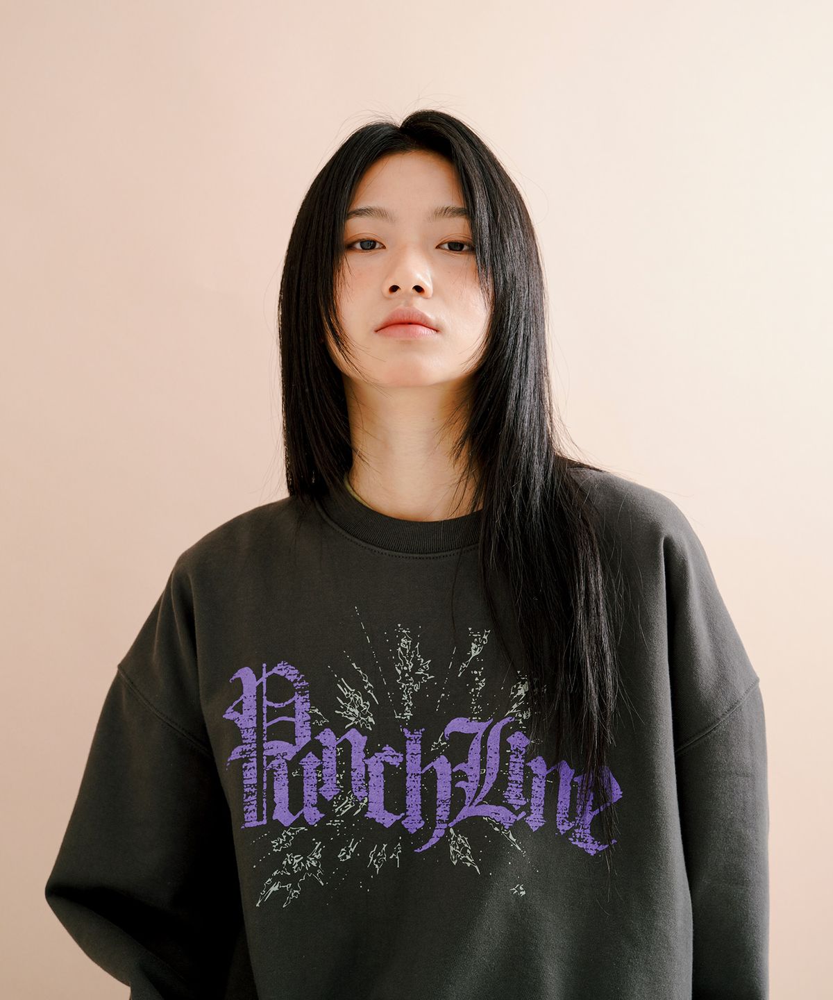 펀치라인(PUNCHLINE) 크랙 맨투맨 다크그레이 JJMT9179