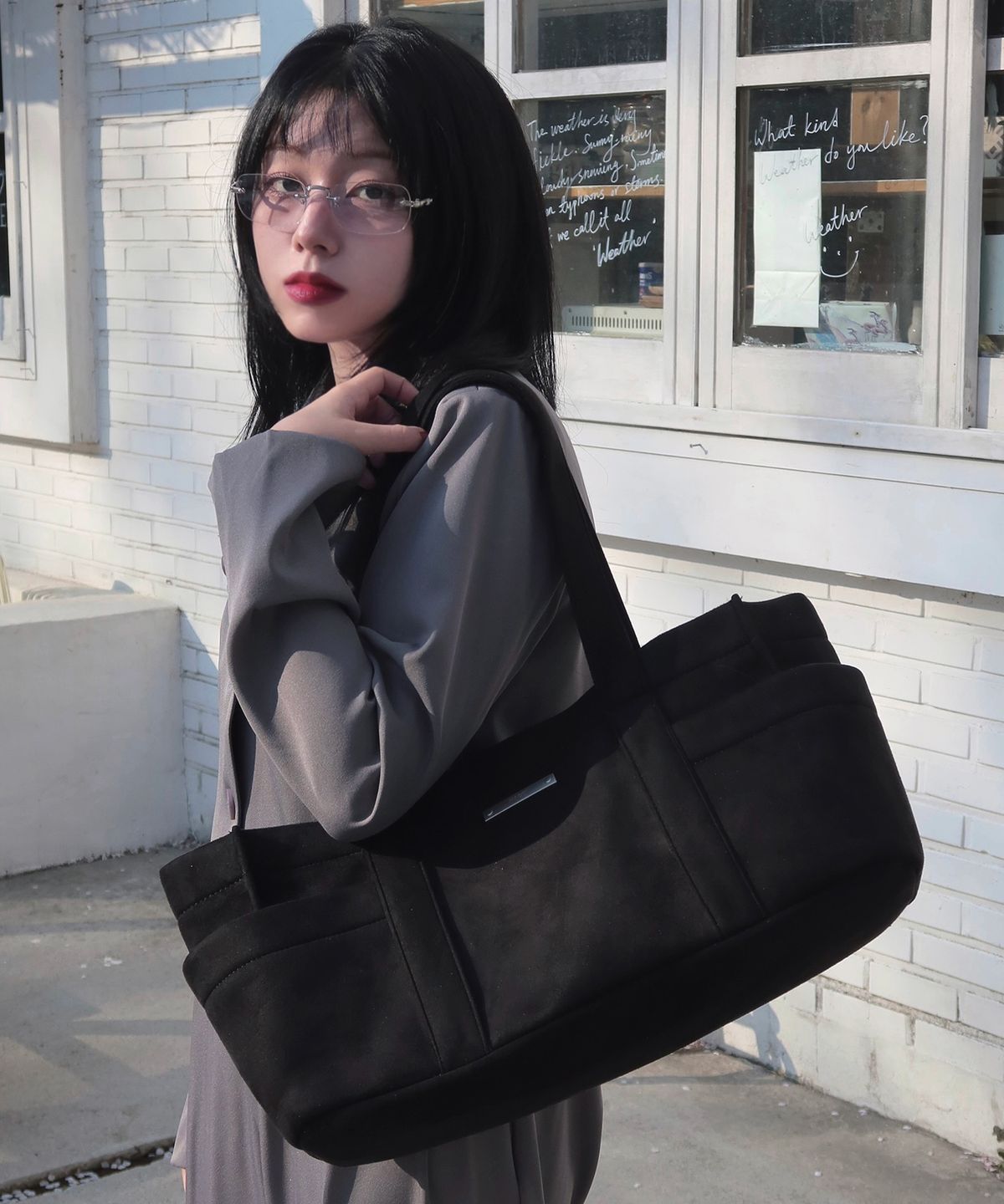 마코이(MACOI) 빅 스퀘어 스웨이드 바게트 숄더 도트백 [블랙]