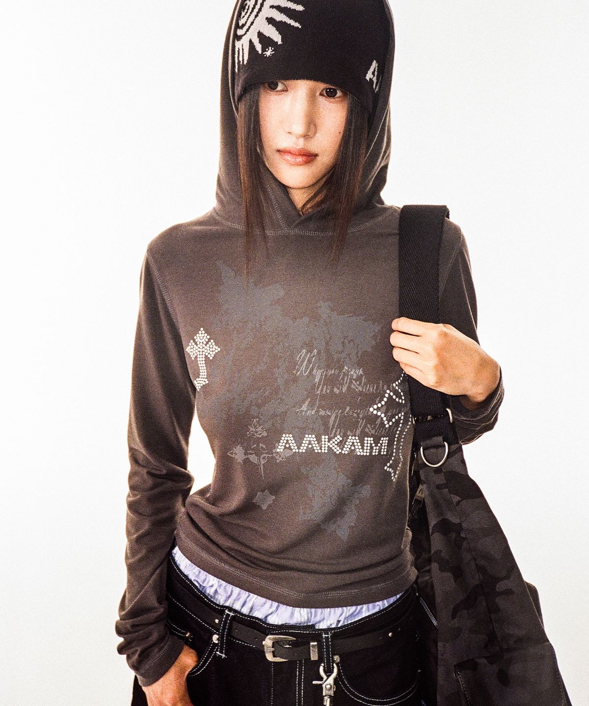 아캄(AAKAM) Studded Cross Hooded Long Sleeve (Dark Gray)