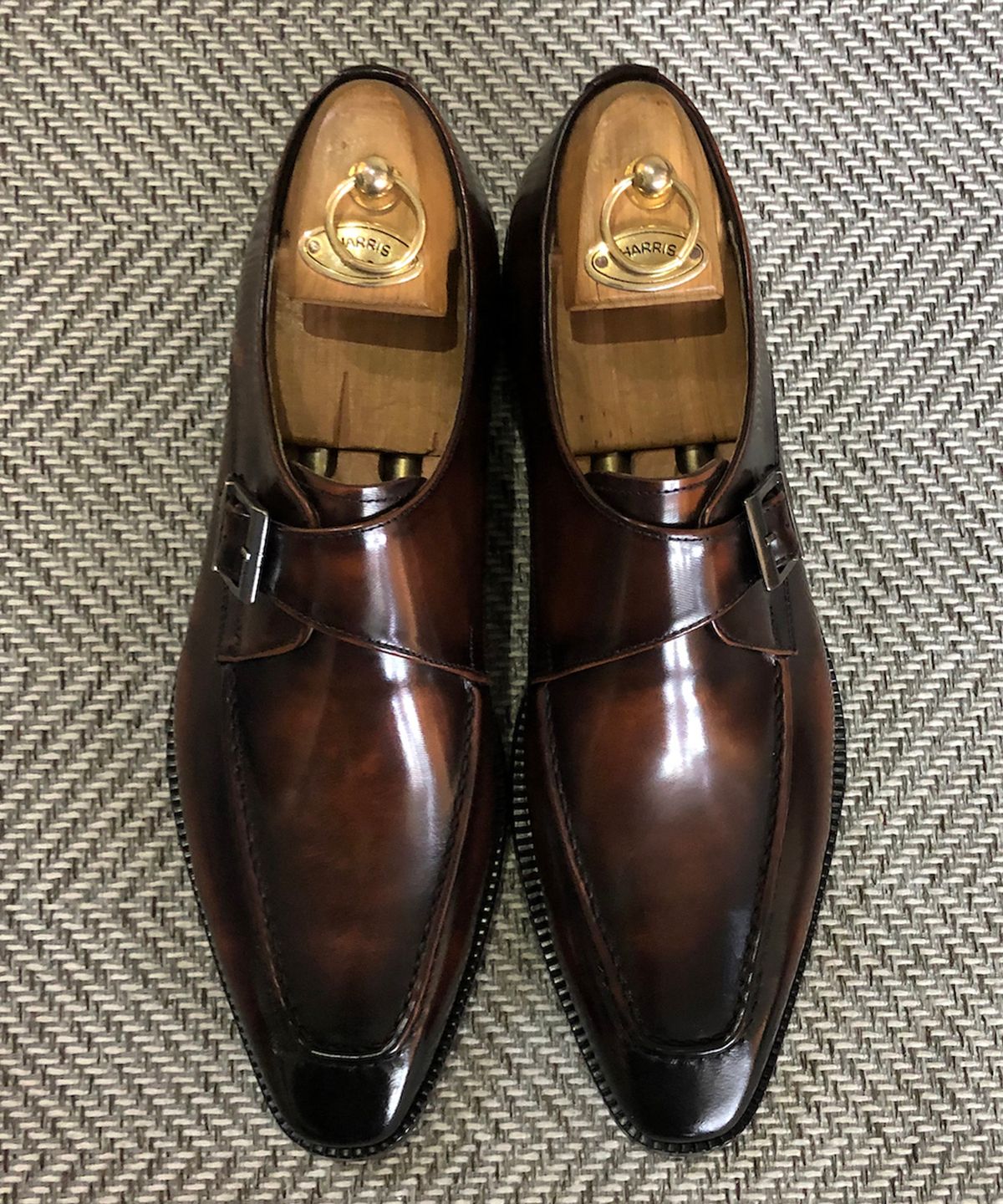 조앤슈(JOENSHOE) 놉 베이커 원몽크 레드브라운