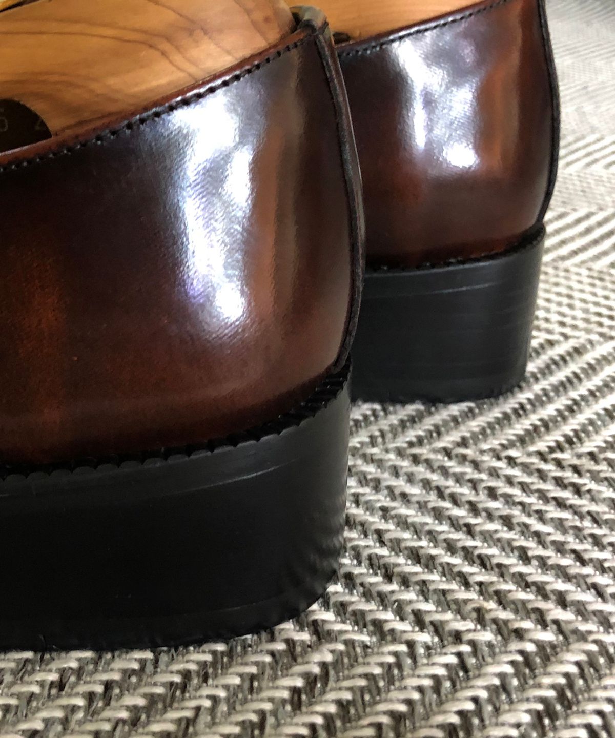 조앤슈(JOENSHOE) 놉 베이커 원몽크 레드브라운