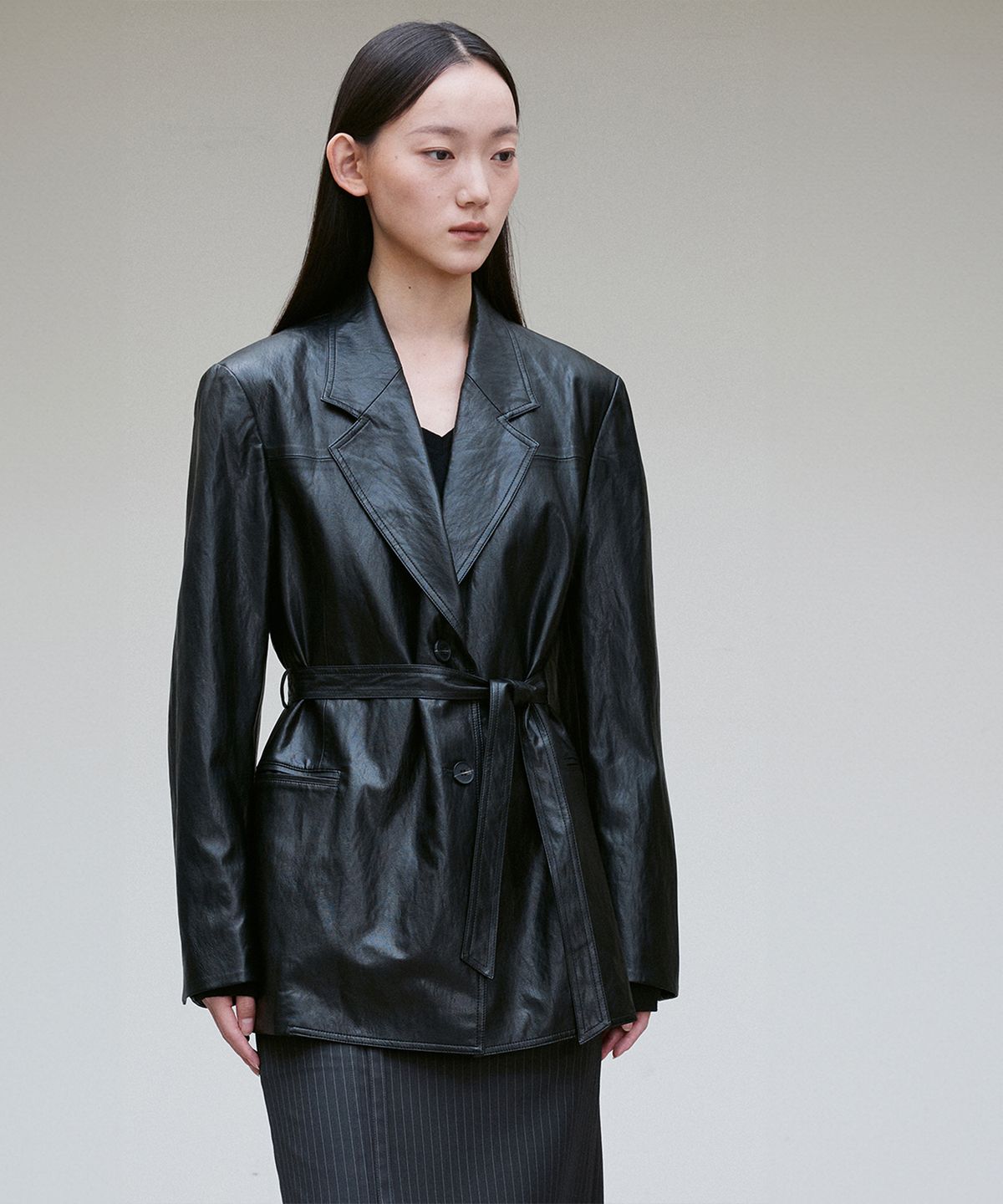 리이(RE RHEE) VEGAN LEATHER SINGLE BREASTED BLAZER BLACK