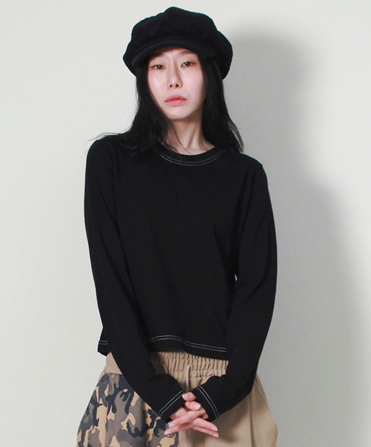 드마크(DEMARC) 아웃스티치 배색 세미크롭 긴팔 티셔츠 블랙