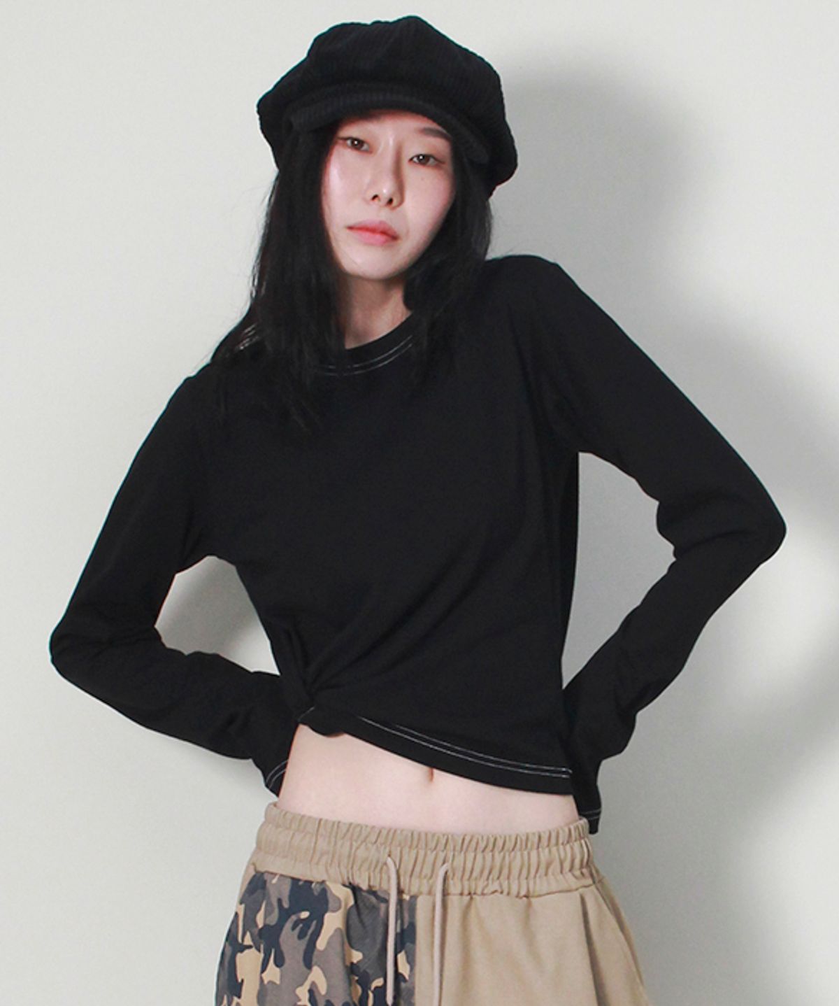 드마크(DEMARC) 아웃스티치 배색 세미크롭 긴팔 티셔츠 블랙