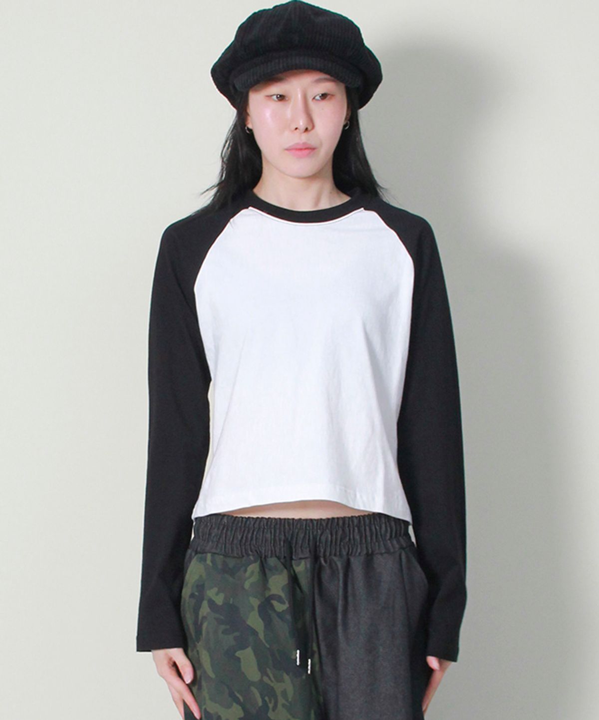 드마크(DEMARC) 컬러믹스 라글란 세미크롭 긴팔티셔츠 아이보리&블랙