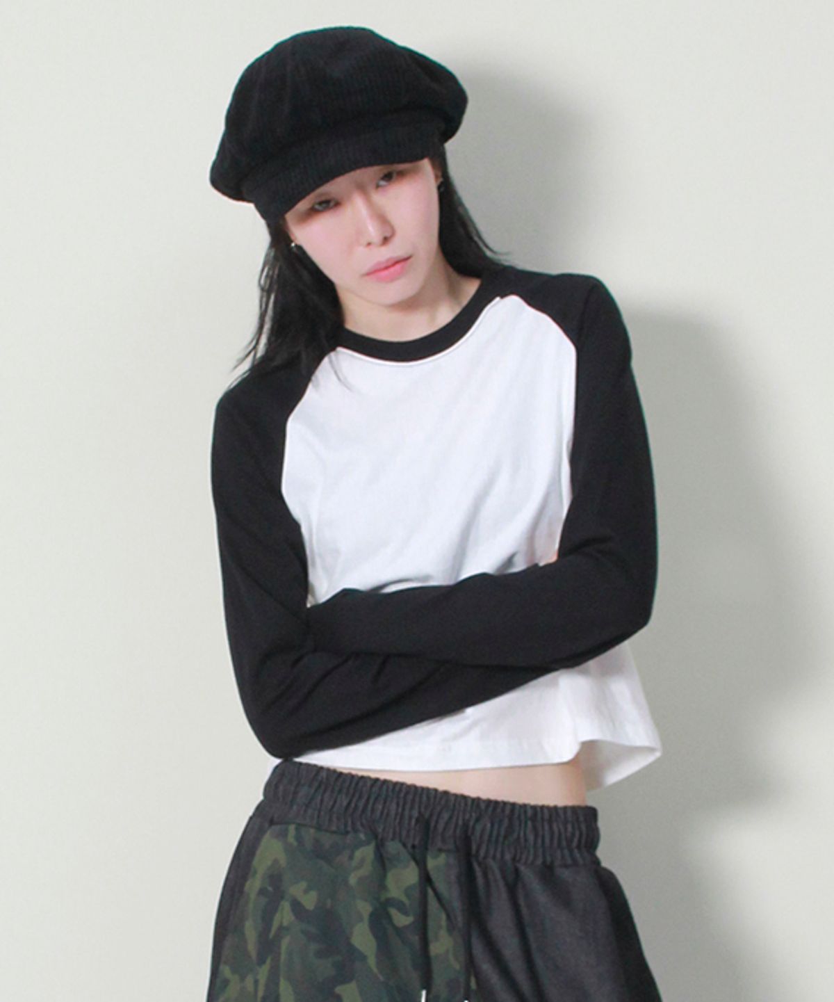 드마크(DEMARC) 컬러믹스 라글란 세미크롭 긴팔티셔츠 아이보리&블랙