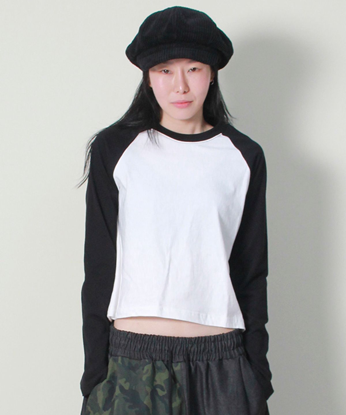 드마크(DEMARC) 컬러믹스 라글란 세미크롭 긴팔티셔츠 아이보리&블랙