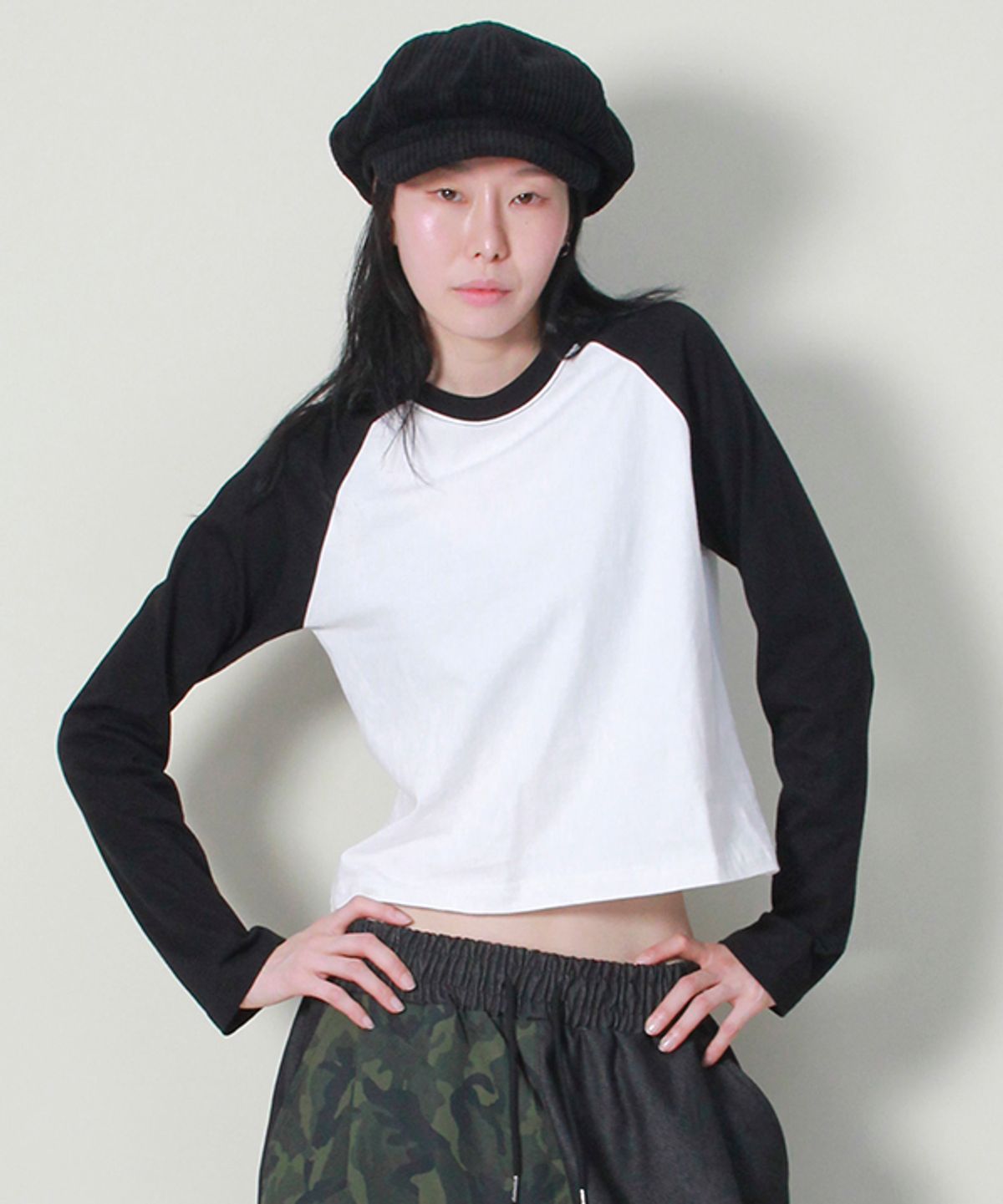 드마크(DEMARC) 컬러믹스 라글란 세미크롭 긴팔티셔츠 아이보리&블랙