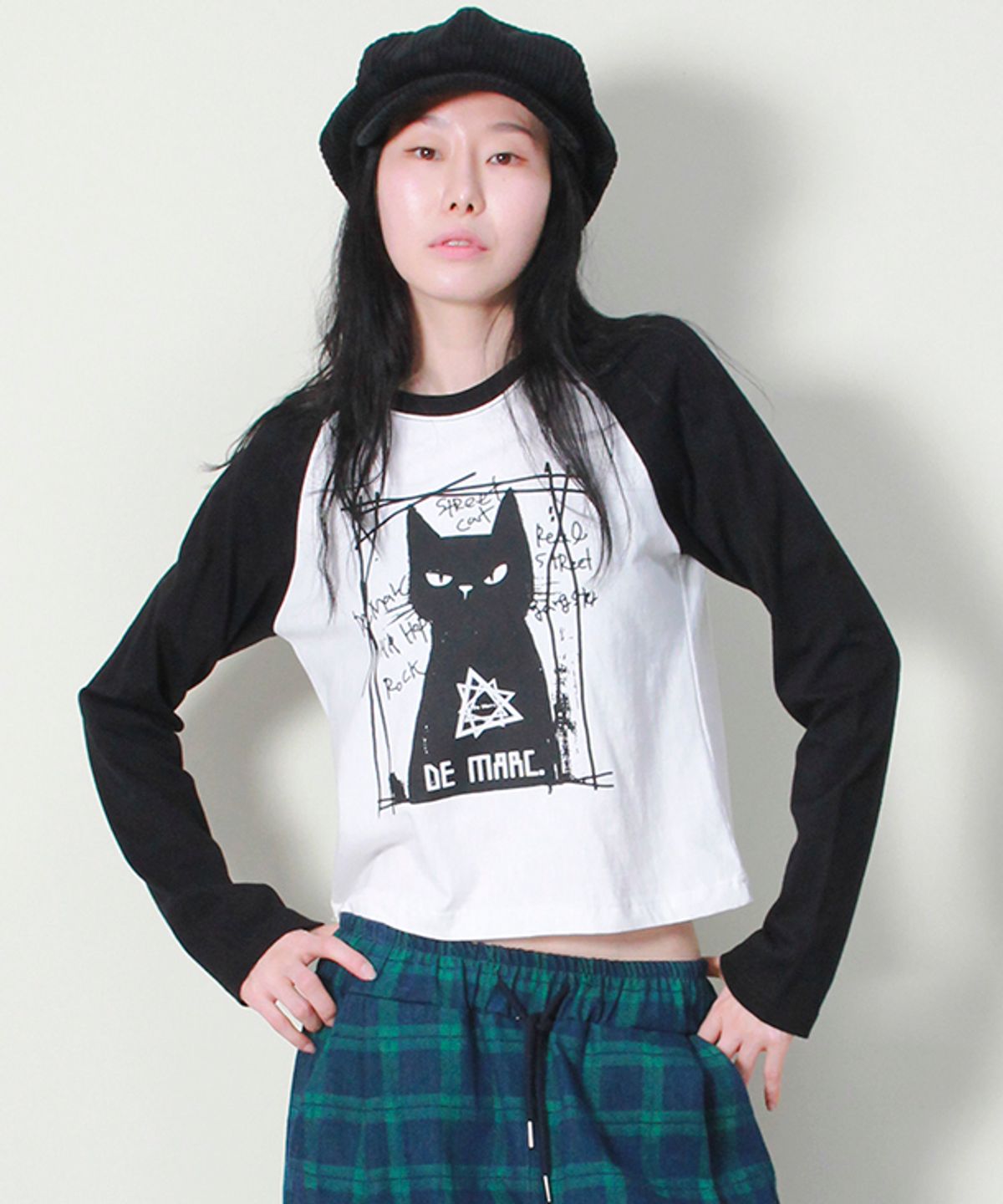 드마크(DEMARC) 보스 캣 라글란 세미크롭 긴팔티셔츠 아이보리&블랙