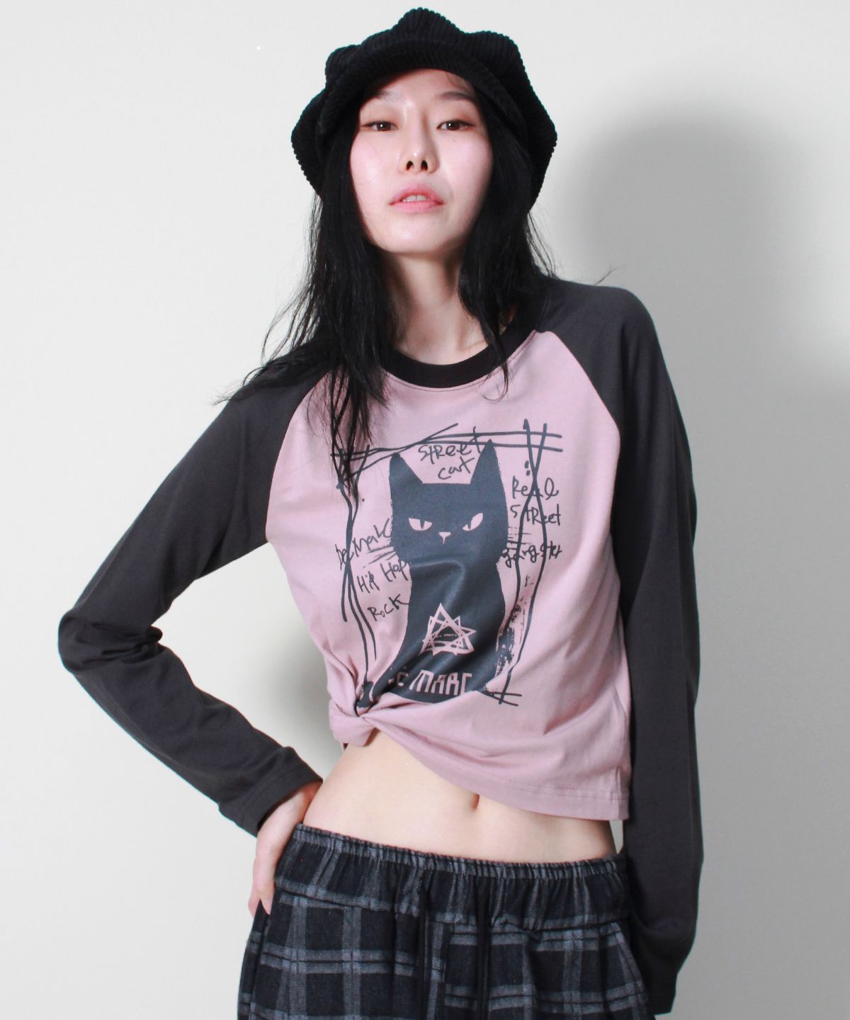 드마크(DEMARC) 보스 캣 라글란 세미크롭 긴팔티셔츠 핑크&차콜