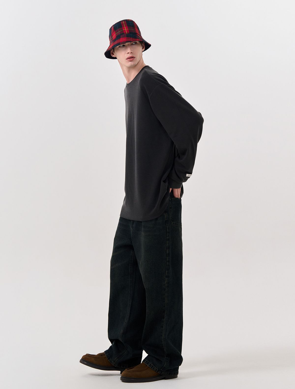 제너럴아이디어(GENERALIDEA) UNISEX 베이직 사카리바 롱 슬리브 티 [CHARCOAL] / SBD3U01007