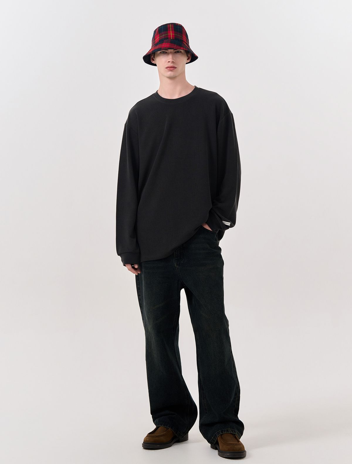 제너럴아이디어(GENERALIDEA) UNISEX 베이직 사카리바 롱 슬리브 티 [CHARCOAL] / SBD3U01007