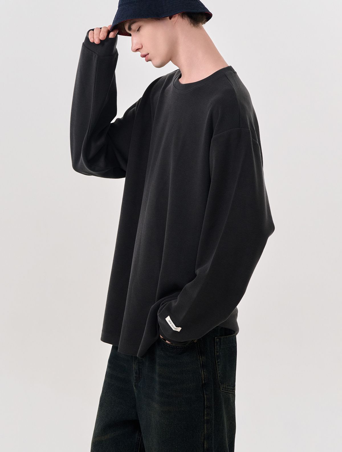 제너럴아이디어(GENERALIDEA) UNISEX 베이직 사카리바 롱 슬리브 티 [CHARCOAL] / SBD3U01007
