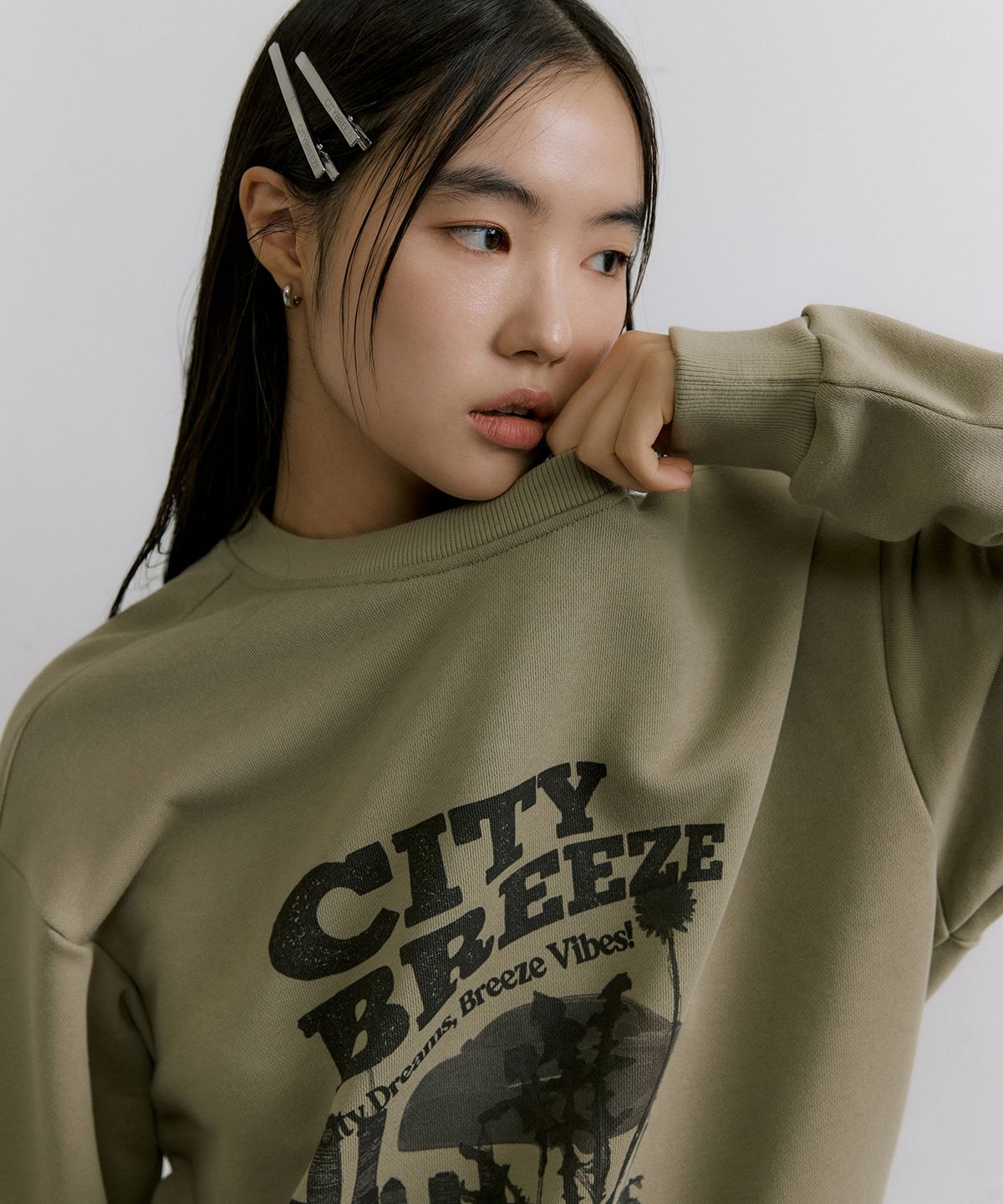 시티브리즈(CITYBREEZE) 에센셜 시티 브릿지 스웨트 셔츠_LIGHT KHAKI