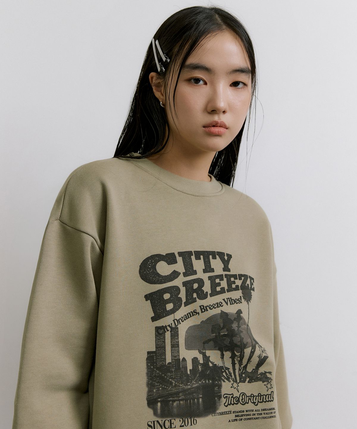 시티브리즈(CITYBREEZE) 에센셜 시티 브릿지 스웨트 셔츠_LIGHT KHAKI