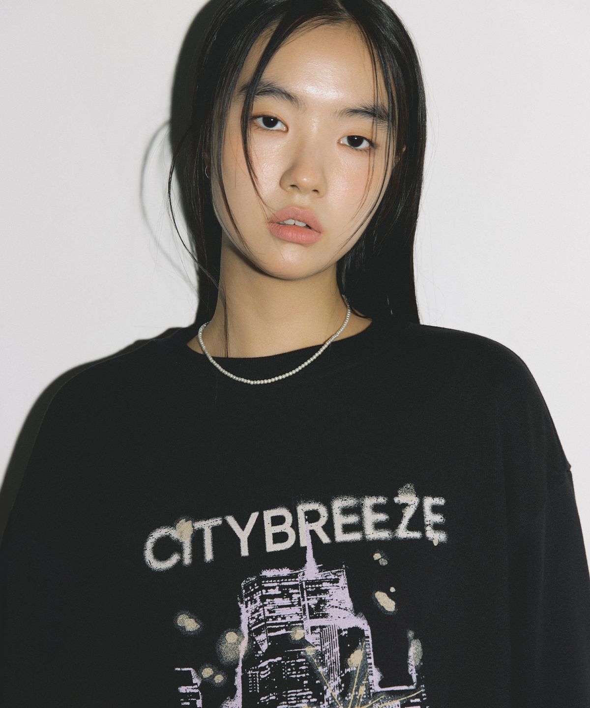 시티브리즈(CITYBREEZE) 에센셜 시티 글로우 스웨트 셔츠_BLACK