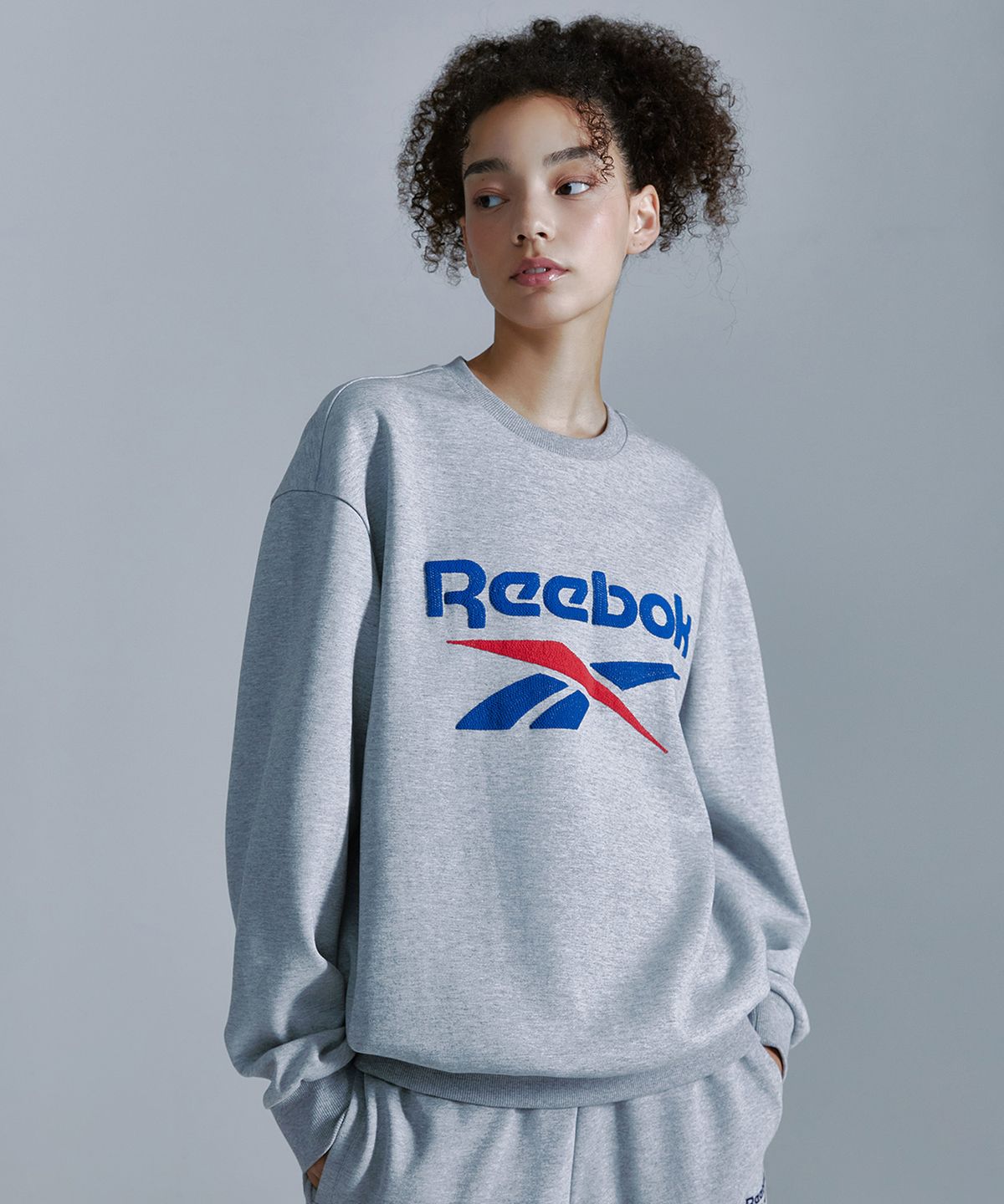 리복(REEBOK) 베이직 맨투맨 - 그레이