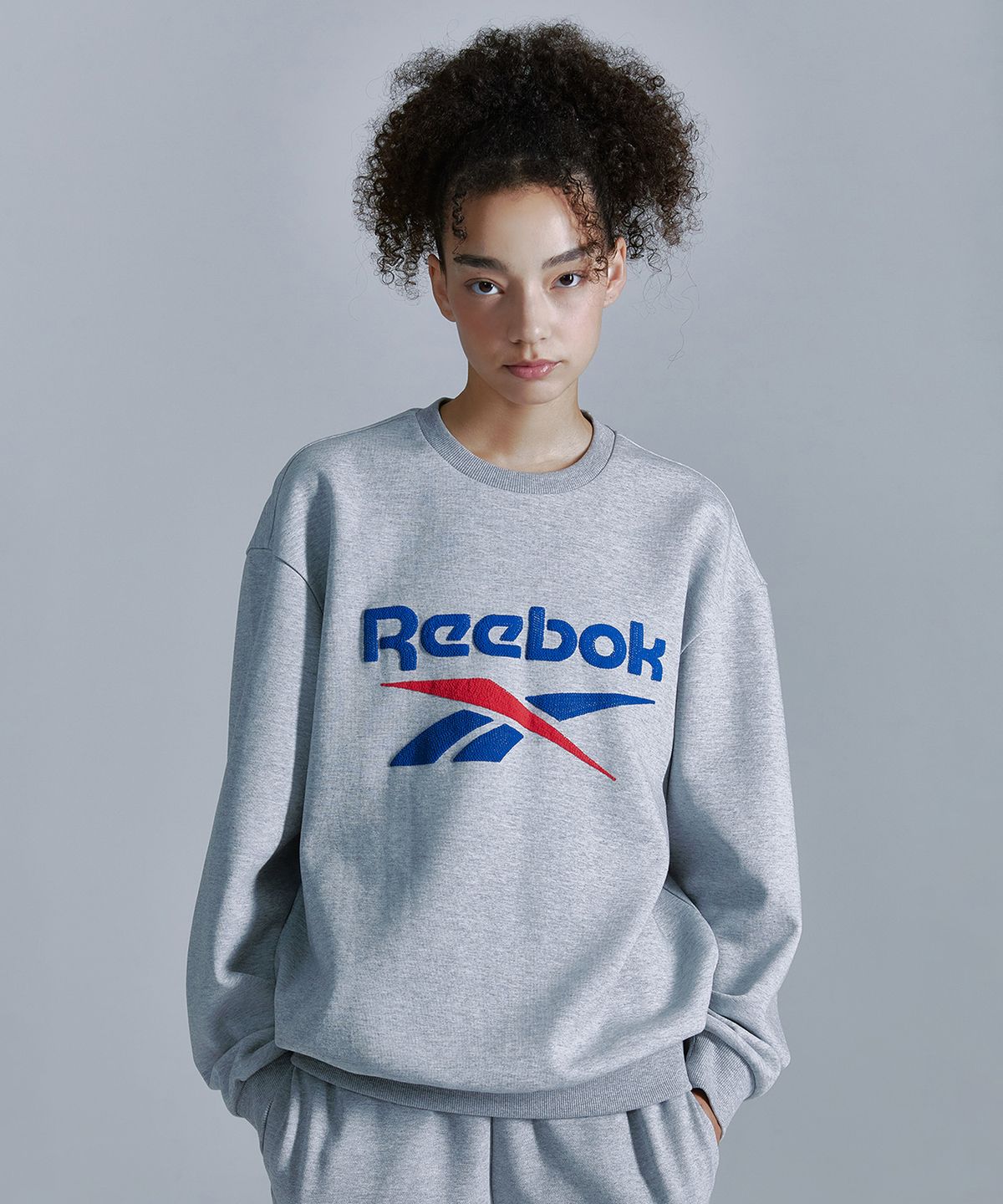 리복(REEBOK) 베이직 맨투맨 - 그레이
