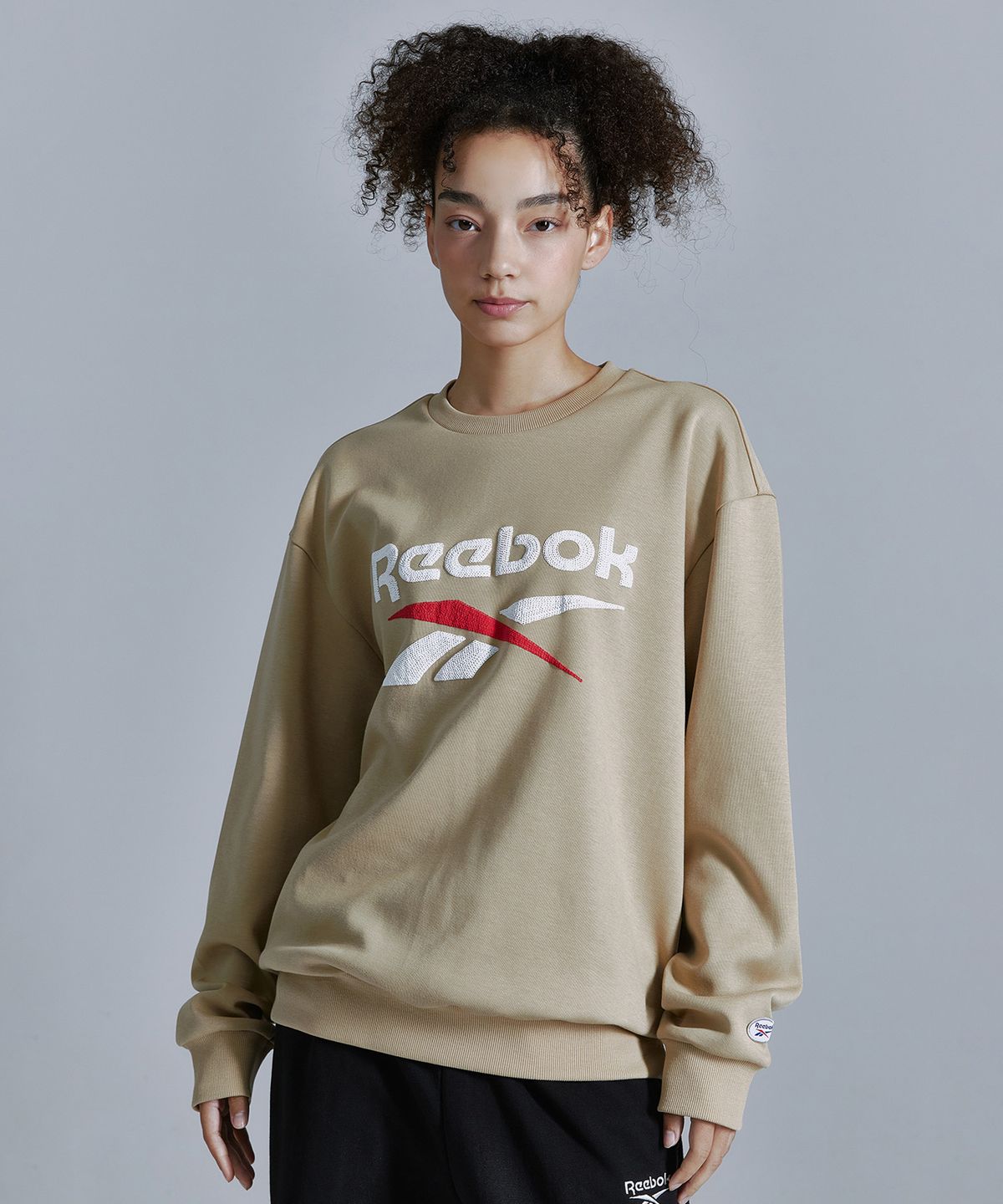 리복(REEBOK) 베이직 맨투맨 - 베이지