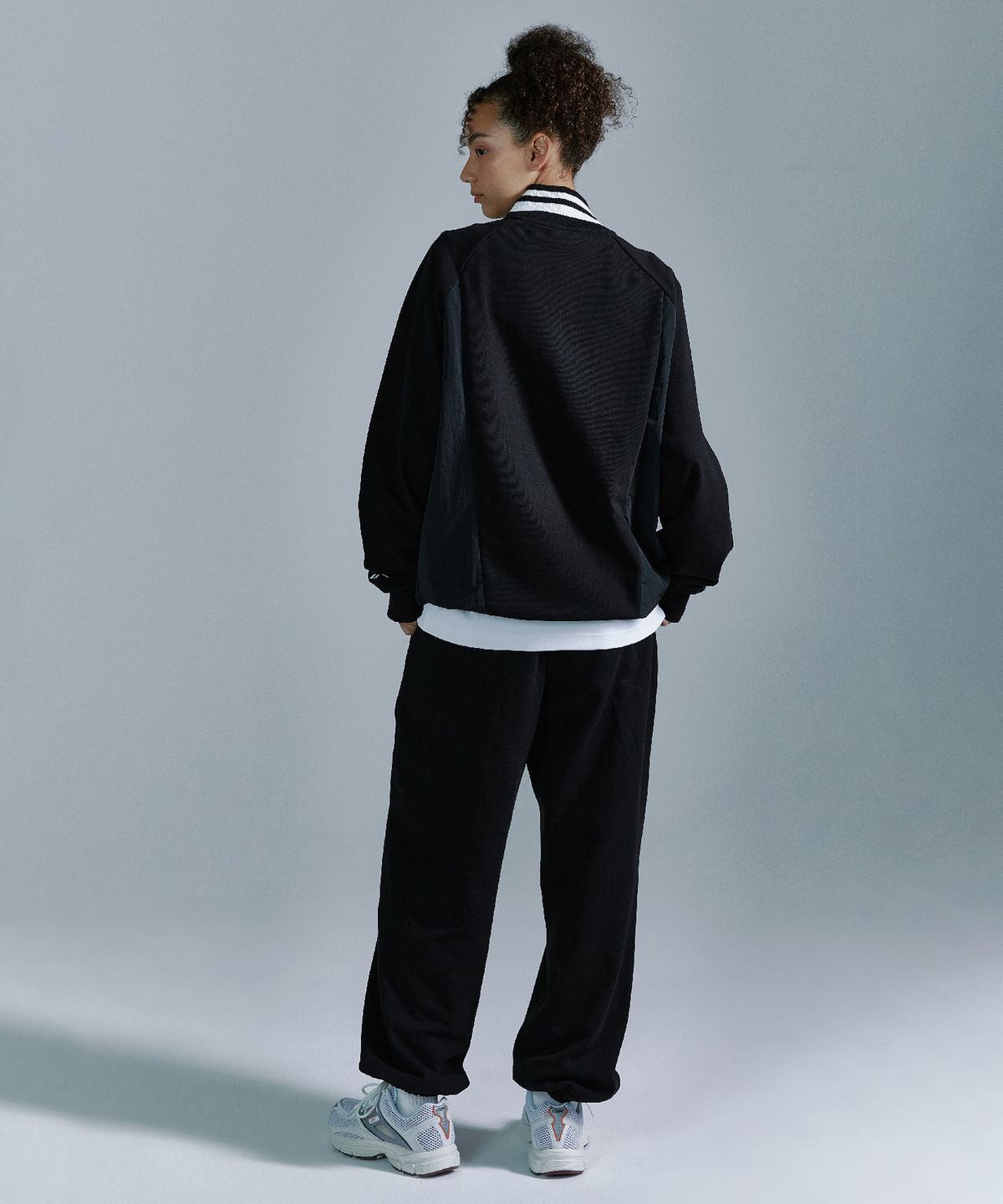 리복(REEBOK) 뉴벡터 하이브리드 하프 집업 - 블랙
