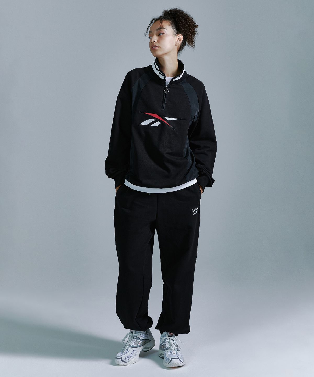 리복(REEBOK) 뉴벡터 하이브리드 하프 집업 - 블랙