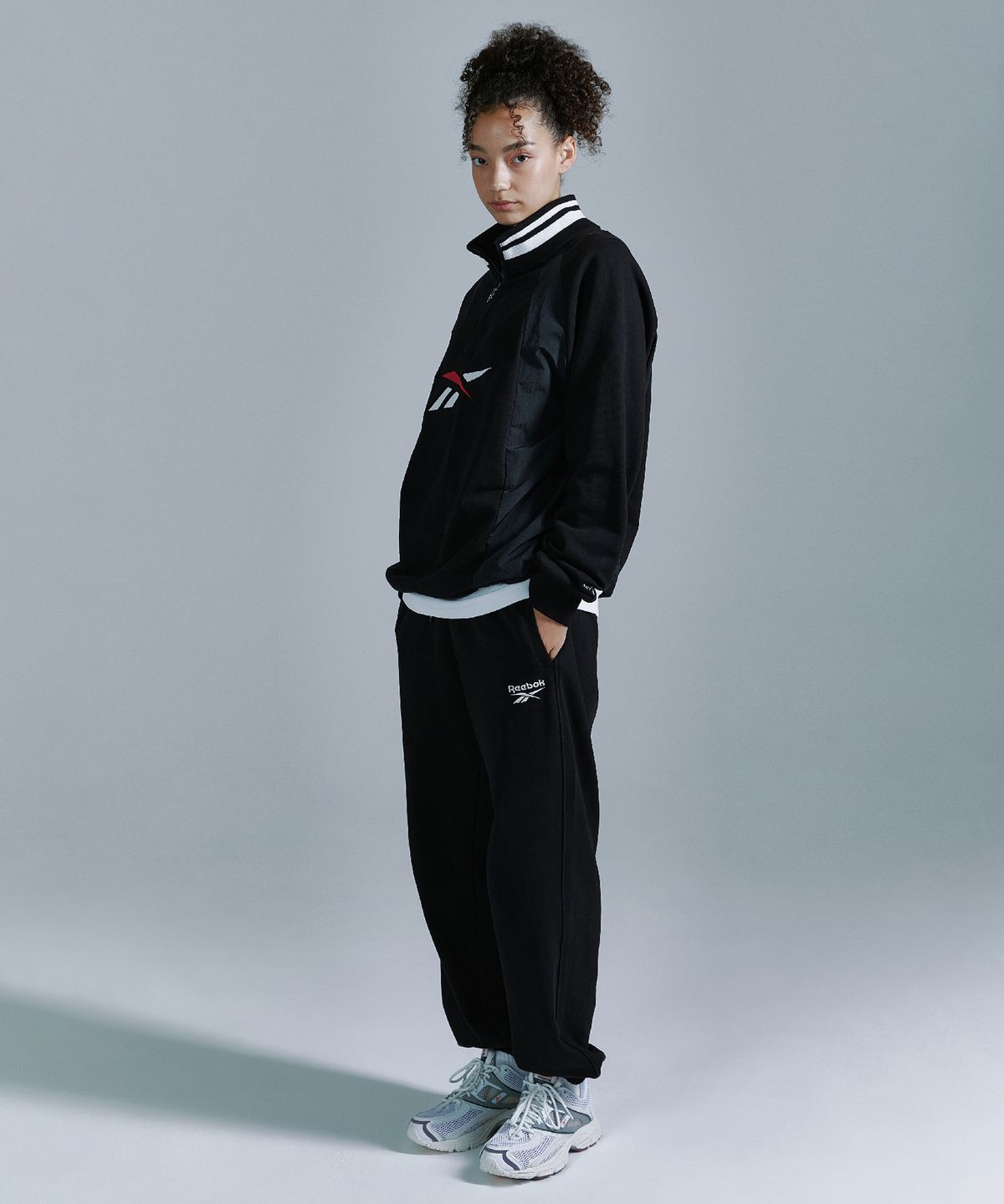 리복(REEBOK) 뉴벡터 하이브리드 하프 집업 - 블랙