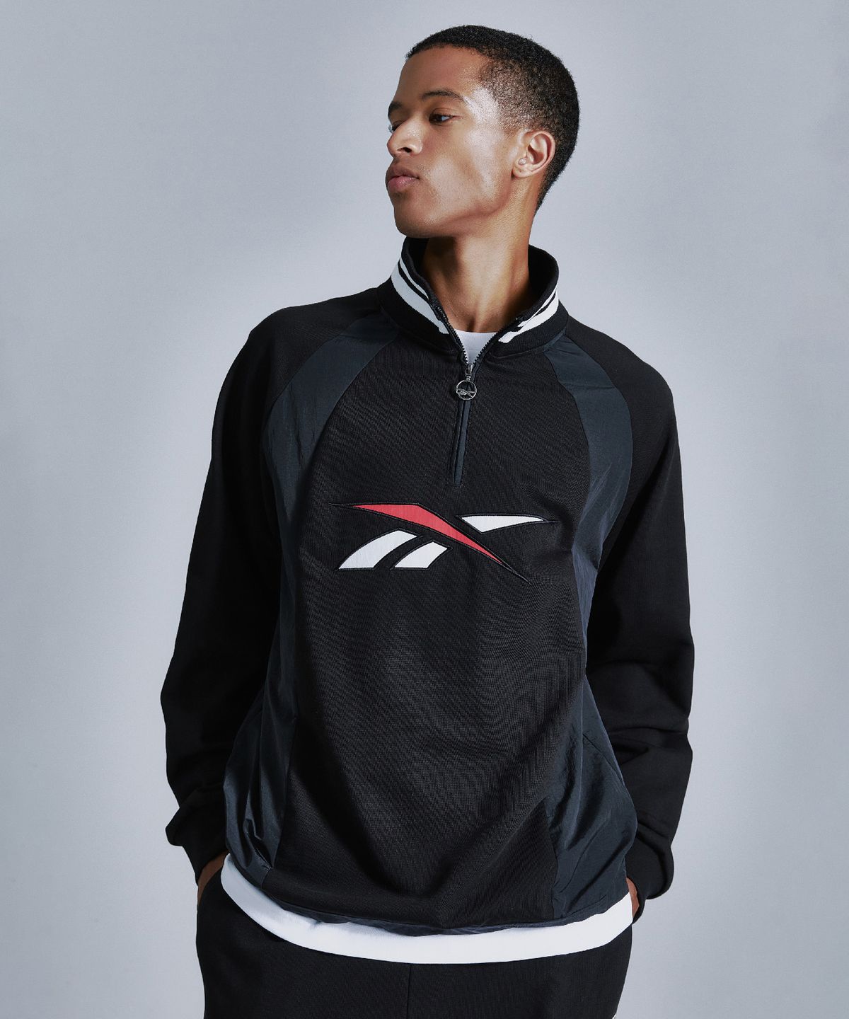 리복(REEBOK) 뉴벡터 하이브리드 하프 집업 - 블랙