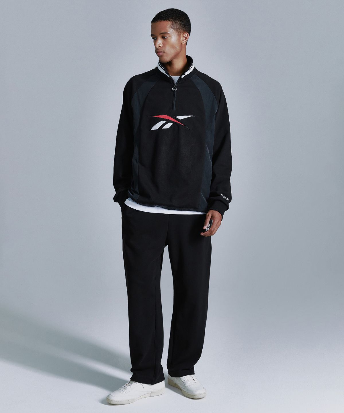 리복(REEBOK) 뉴벡터 하이브리드 하프 집업 - 블랙