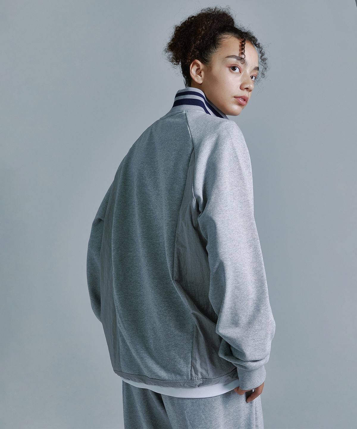 리복(REEBOK) 뉴벡터 하이브리드 하프 집업 - 그레이