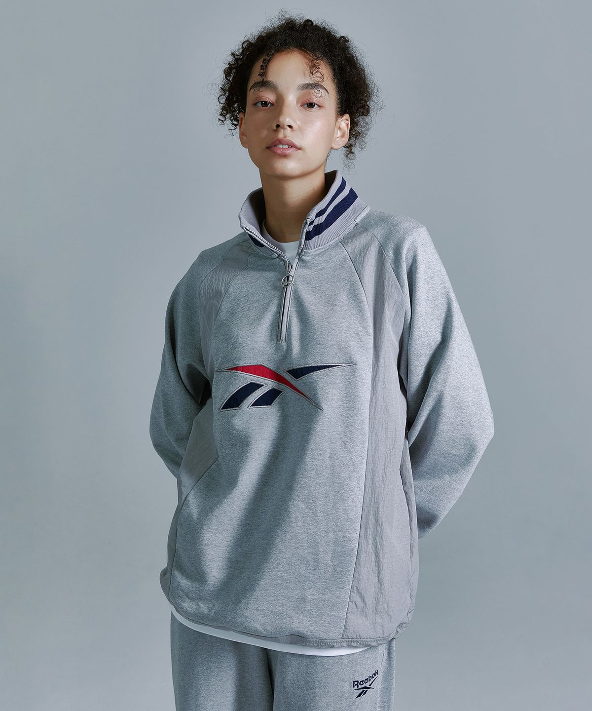 리복(REEBOK) 뉴벡터 하이브리드 하프 집업 - 그레이