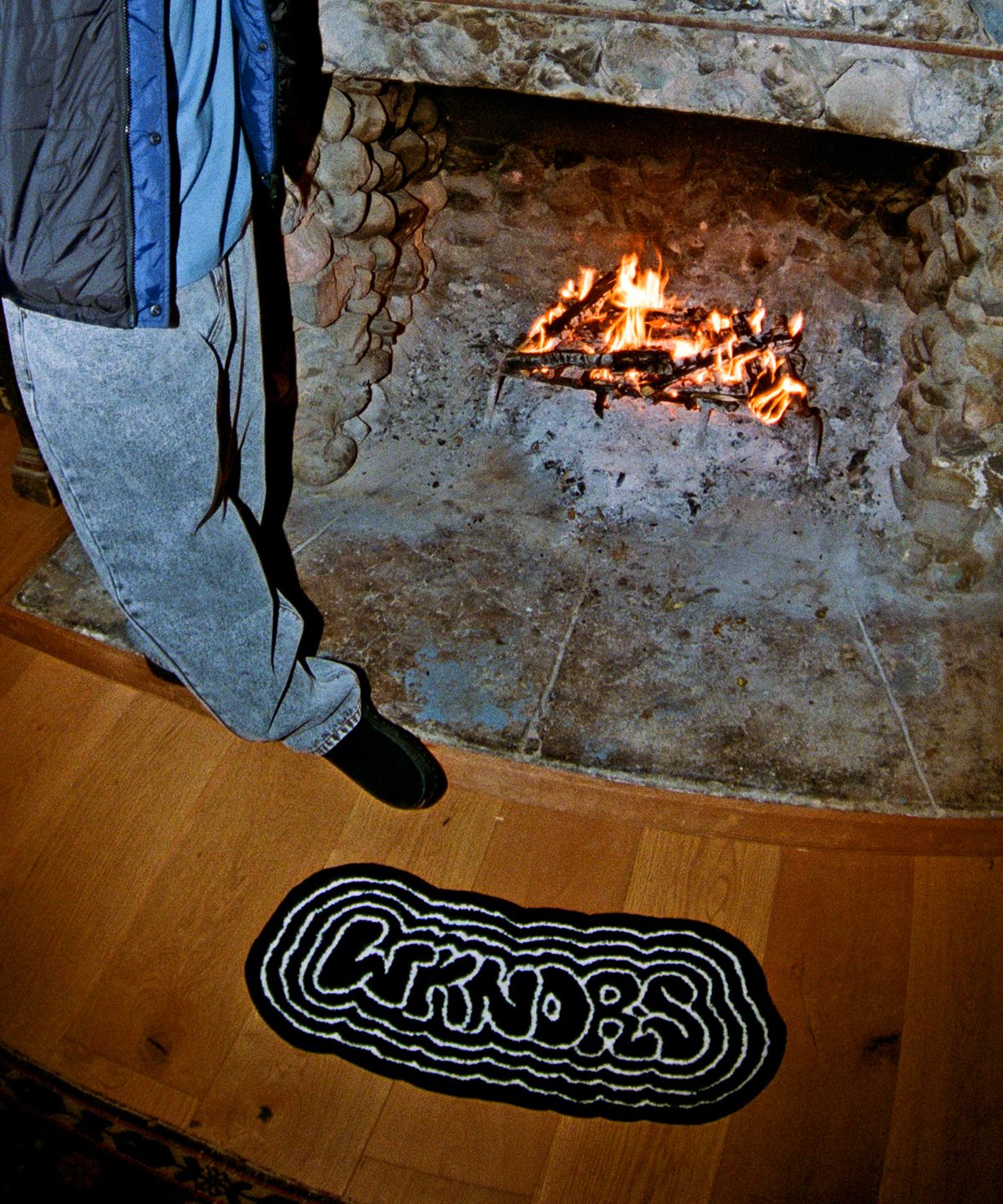 위캔더스(WKNDRS) GRAFFITI LOGO RUG (BLACK)