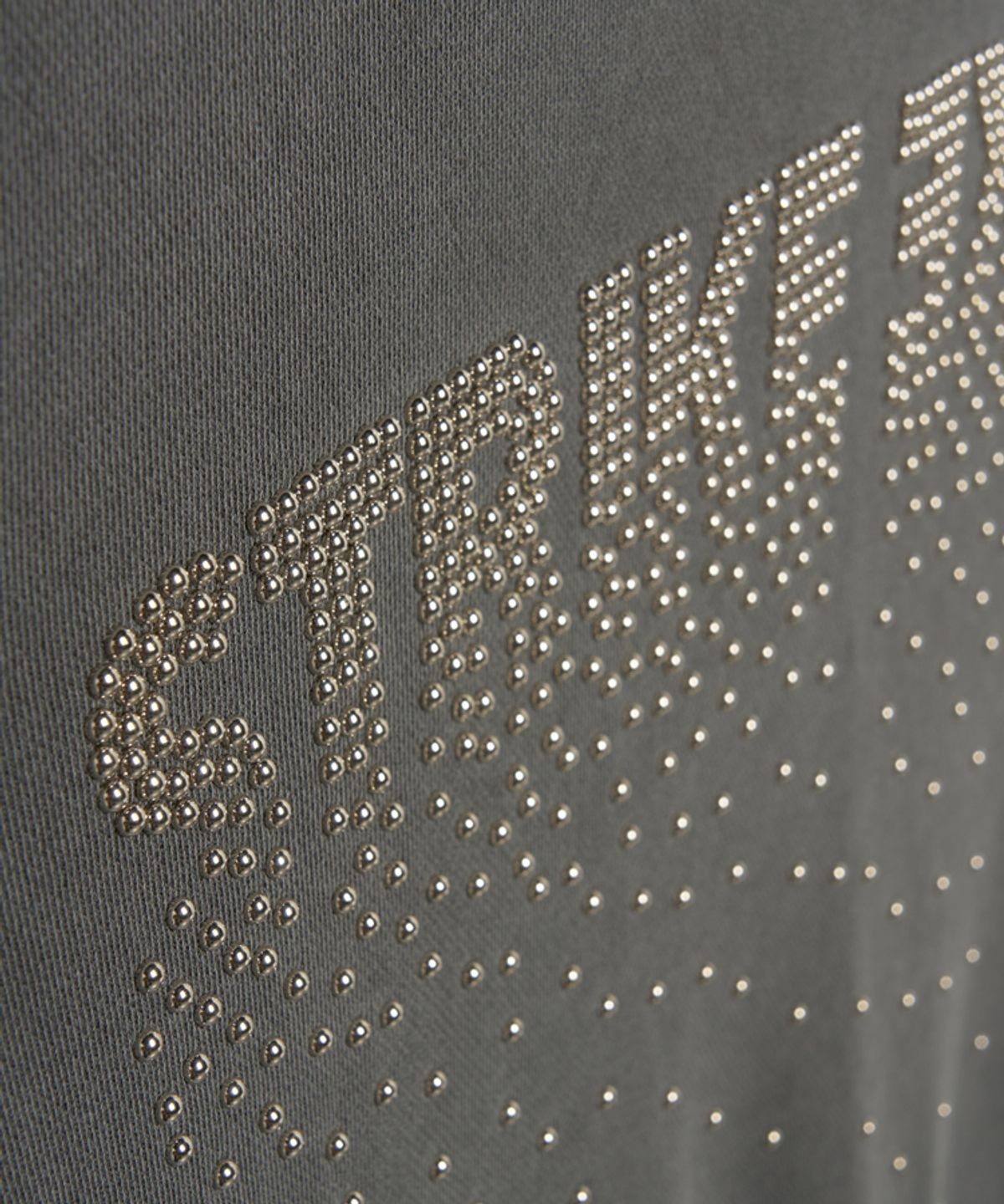 스트라이크(STRIKE) Vintage Washed Studded Sweatshirt (CHARCOAL)