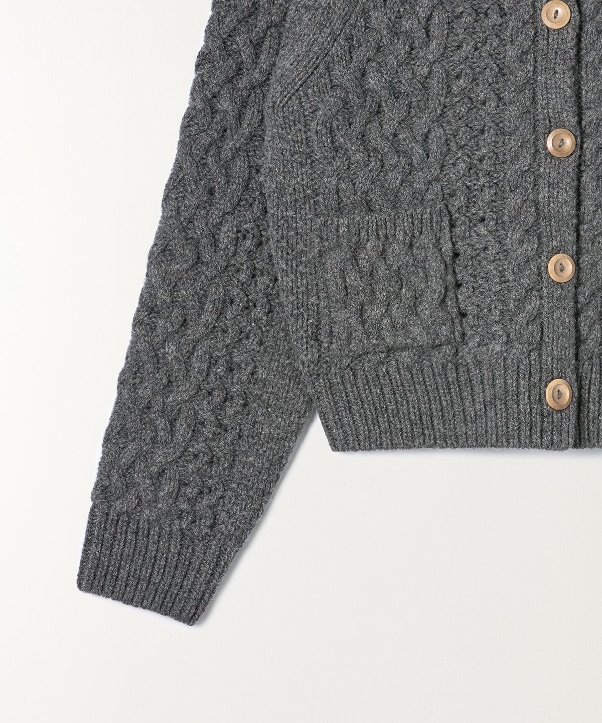 튜드먼트(TTUDEMENT) CABLE CARDIGAN CHARCOAL