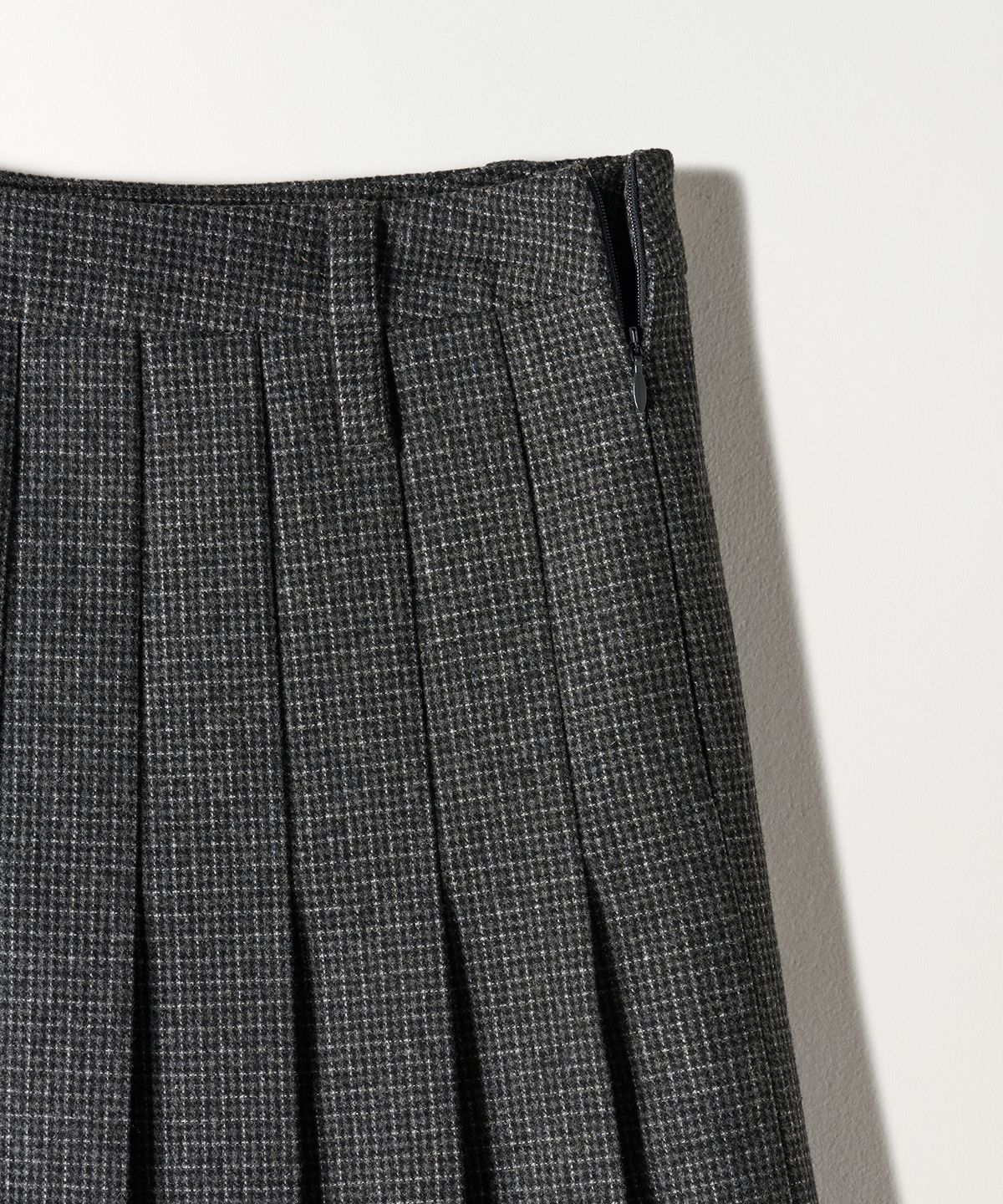 튜드먼트(TTUDEMENT) CHECK PLEATED MIDI SKIRT CHARCOAL