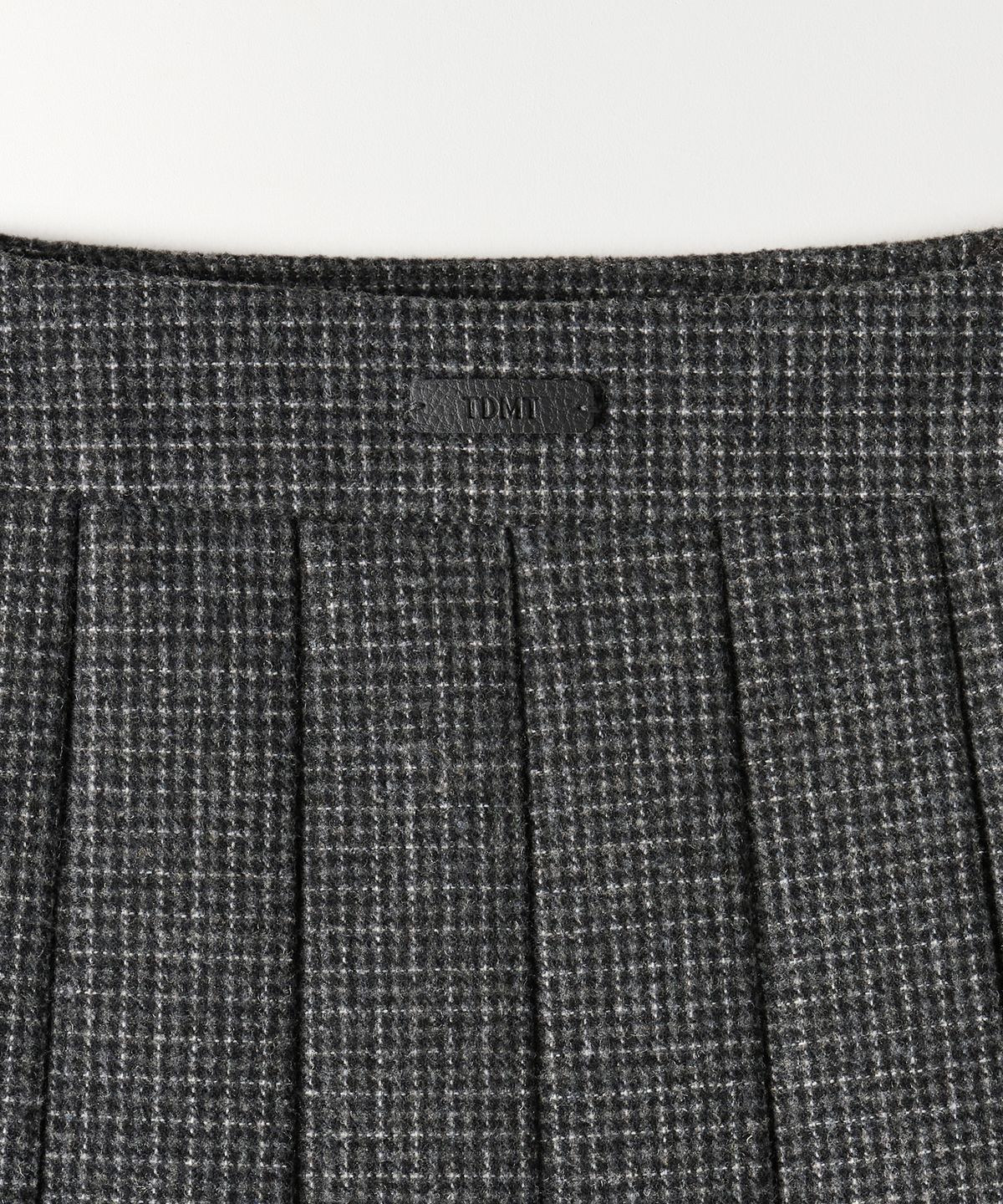 튜드먼트(TTUDEMENT) CHECK PLEATED MIDI SKIRT CHARCOAL