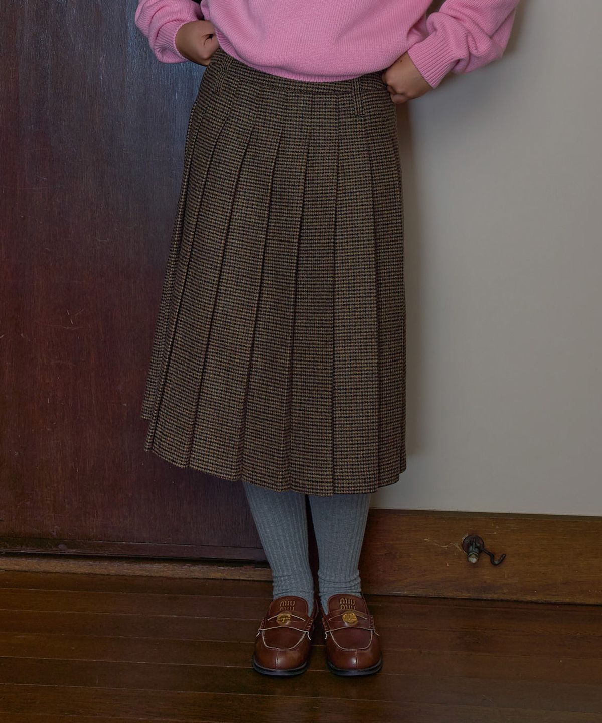 튜드먼트(TTUDEMENT) CHECK PLEATED MIDI SKIRT BROWN