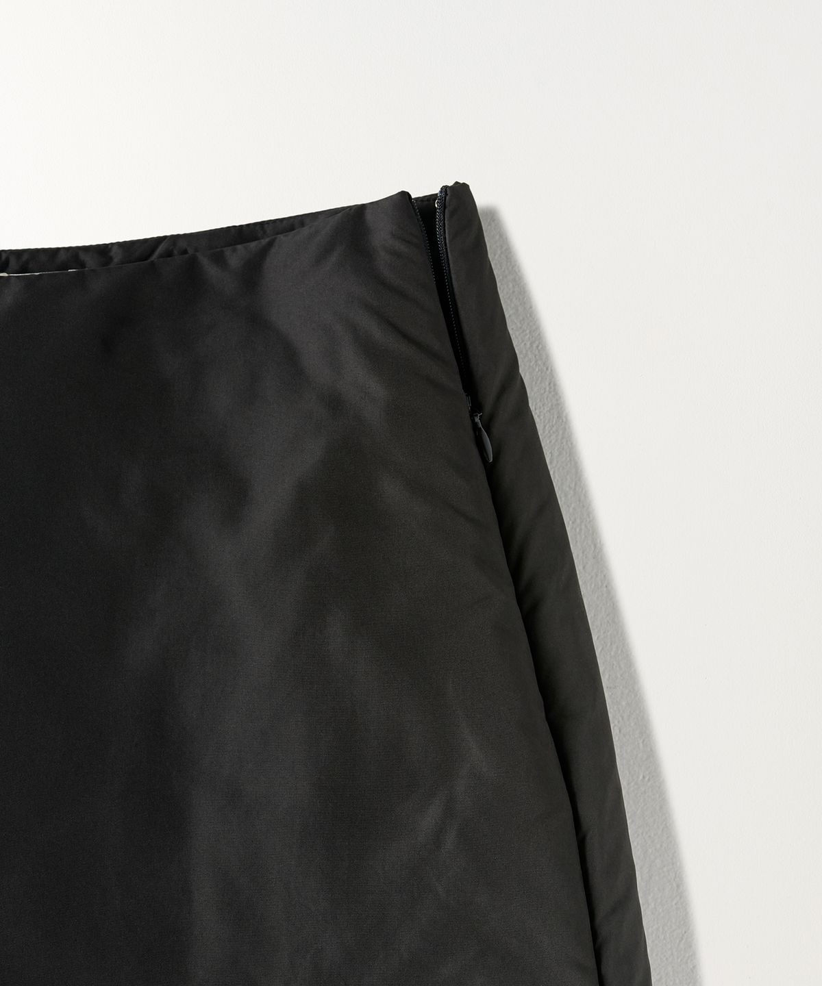 튜드먼트(TTUDEMENT) PADDED MINI SKIRT BLACK