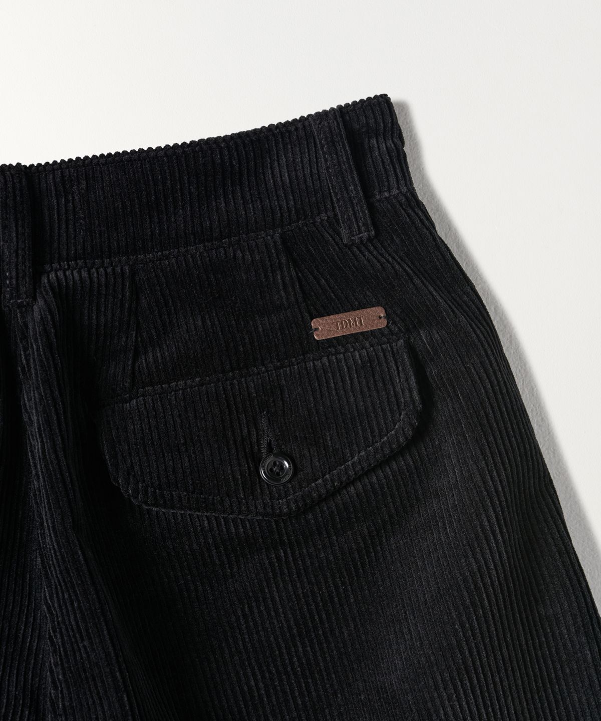 튜드먼트(TTUDEMENT) CORDUROY SHORTS BLACK