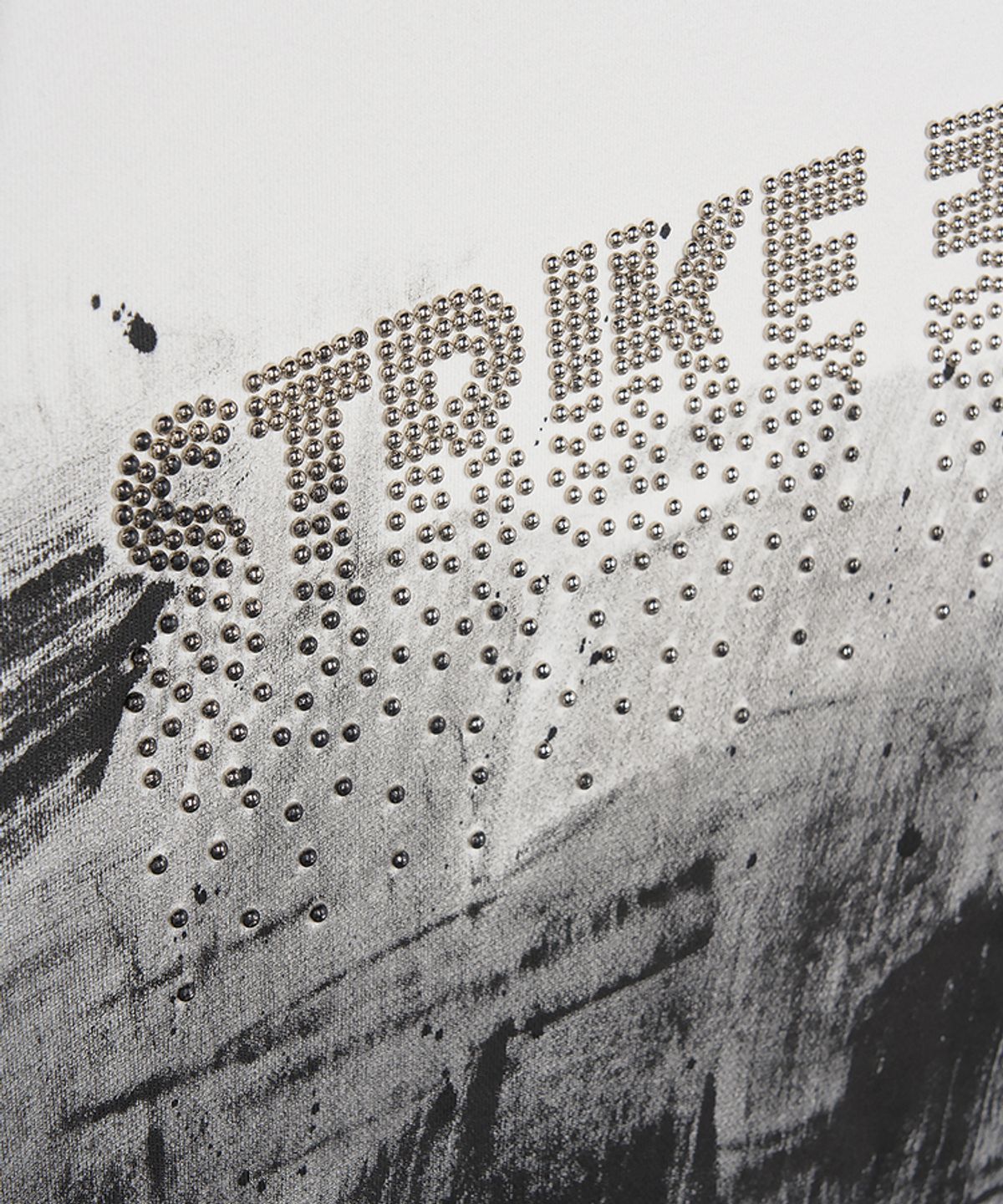 스트라이크(STRIKE) Contrasting Paint Studded Sweatshirt (WHITE)