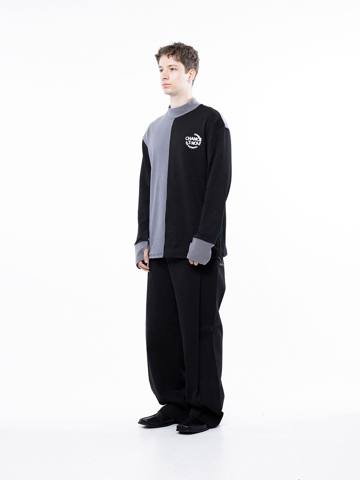 챈세스노이(CHANCE'S NOI) Circle Reverse Wool Hlaf-neck Sweat - Black Gray /M243MT04BK