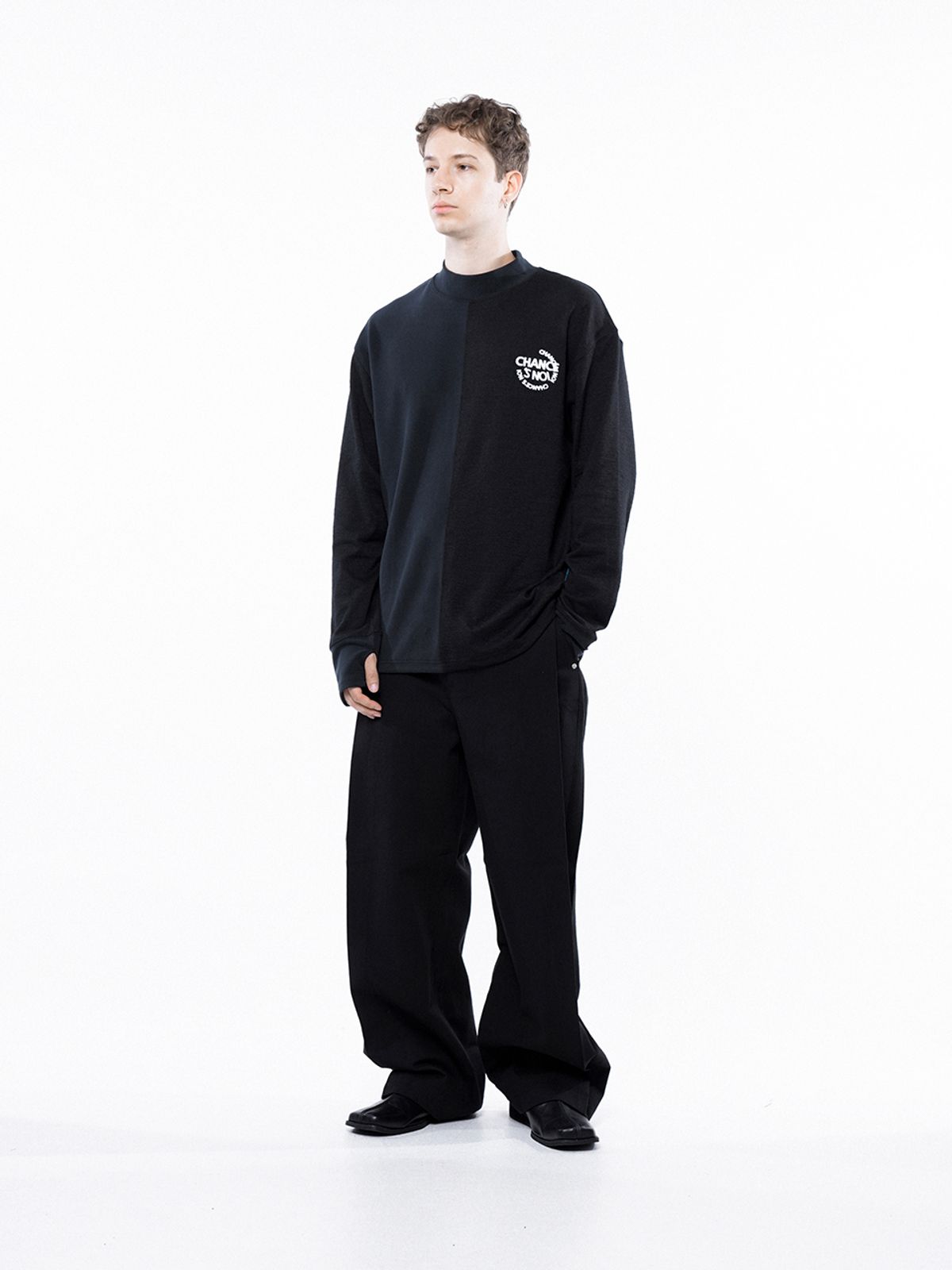 챈세스노이(CHANCE'S NOI) Circle Reverse Slev Hlaf-neck Sweat - Black Navy /M243MT03NY