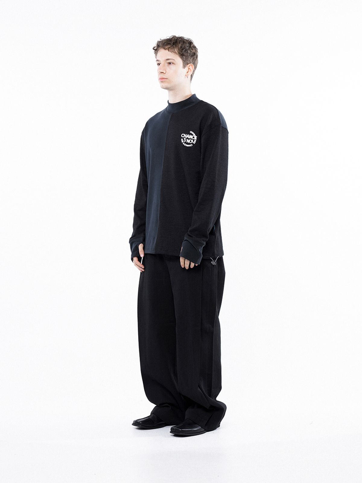 챈세스노이(CHANCE'S NOI) Circle Reverse Slev Hlaf-neck Sweat - Black Navy /M243MT03NY