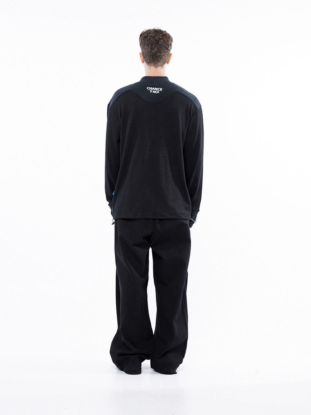 챈세스노이(CHANCE'S NOI) Circle Reverse Slev Hlaf-neck Sweat - Black Navy /M243MT03NY