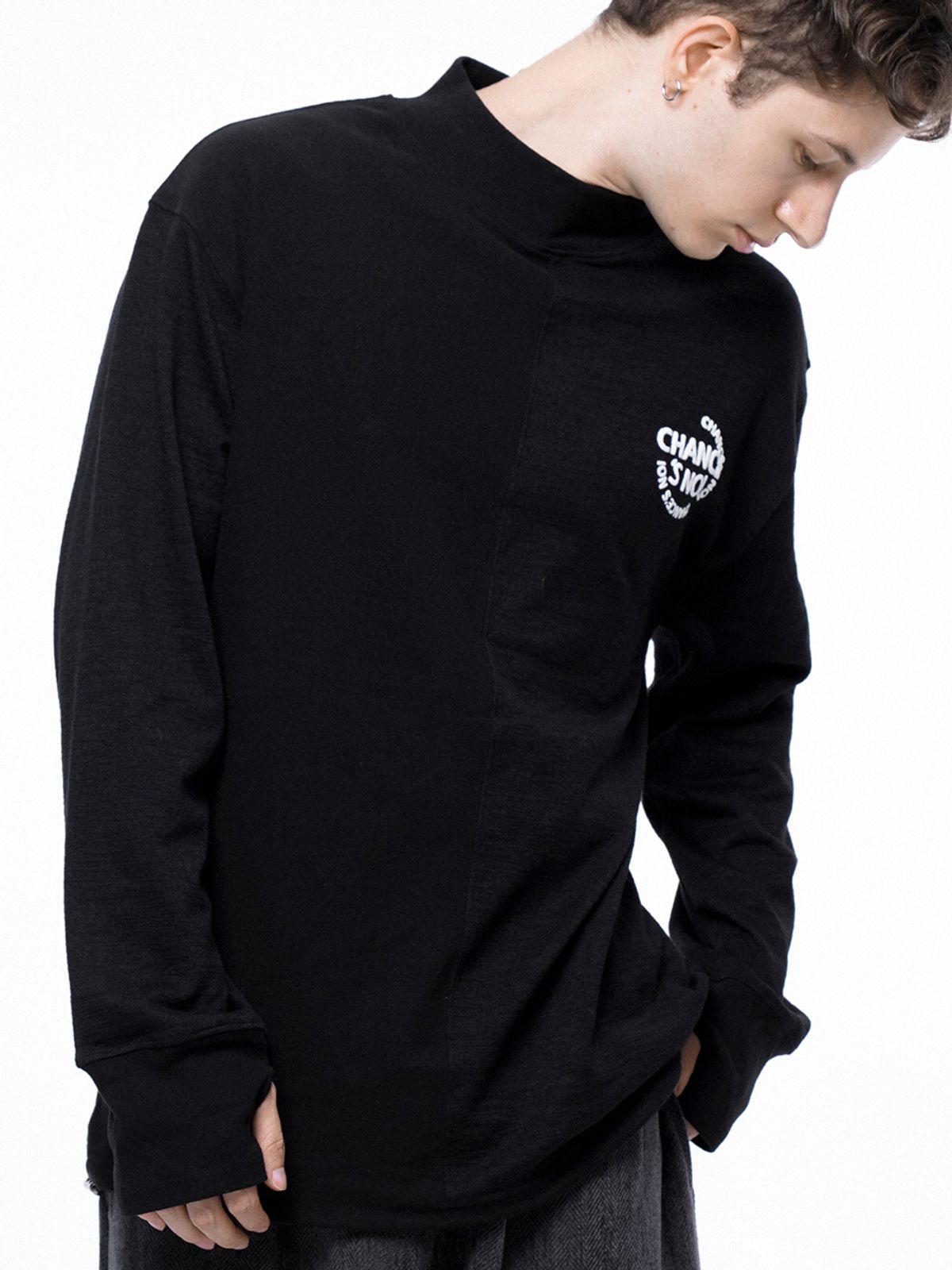 챈세스노이(CHANCE'S NOI) Circle Reverse Slev Hlaf-neck Sweat - Black /M243MT03BK