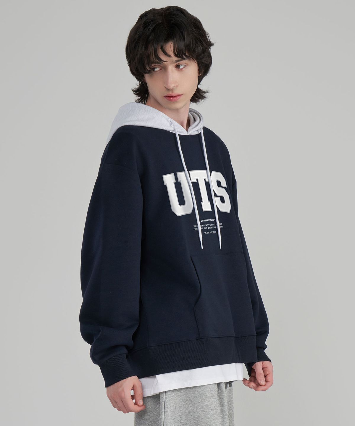 언탭트 스튜디오(UNTAPPED STUDIO) UTS 그래픽 오버핏 배색 후드티셔츠 네이비