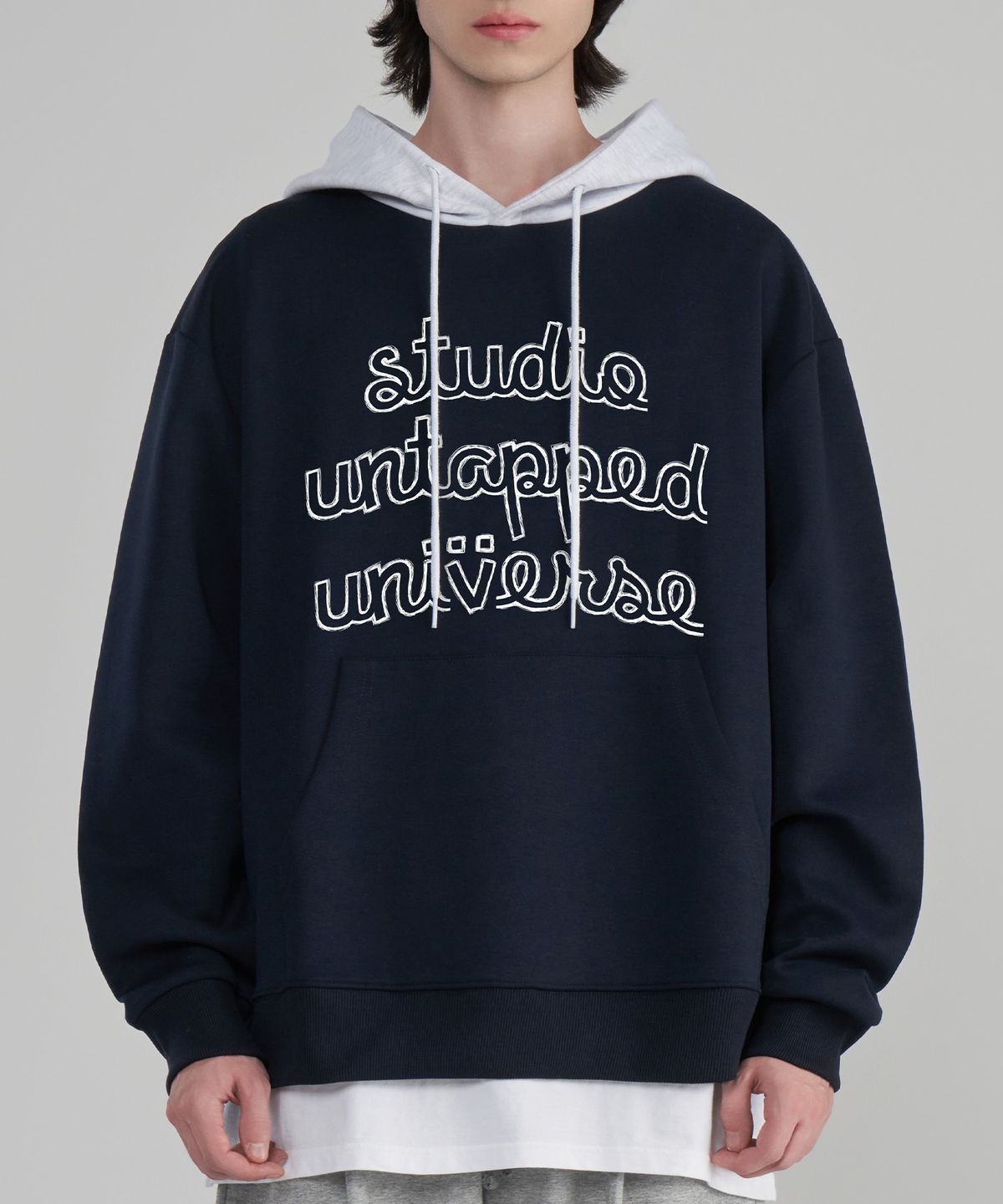 언탭트 스튜디오(UNTAPPED STUDIO) Outline lettering 그래픽 오버핏 배색 후드 티셔츠 네이비