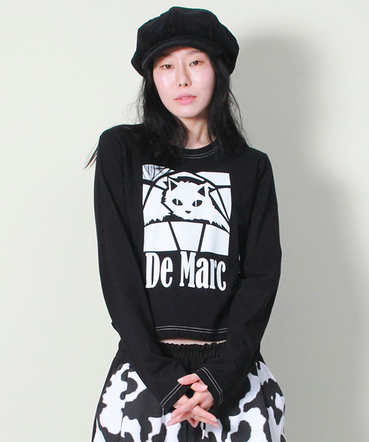 드마크(DEMARC) 블랙 캣 스티치 세미크롭 긴팔티셔츠 블랙