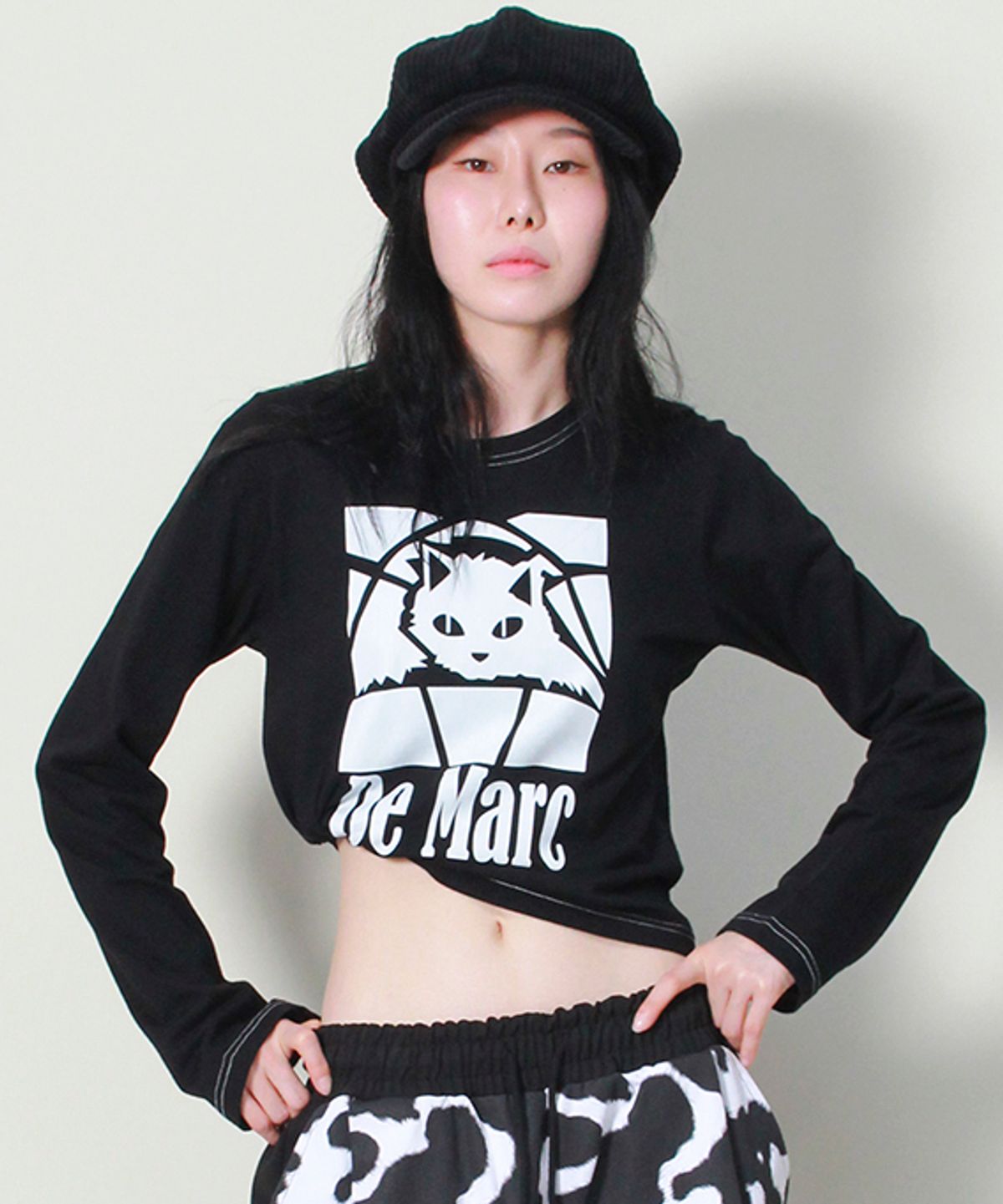 드마크(DEMARC) 블랙 캣 스티치 세미크롭 긴팔티셔츠 블랙