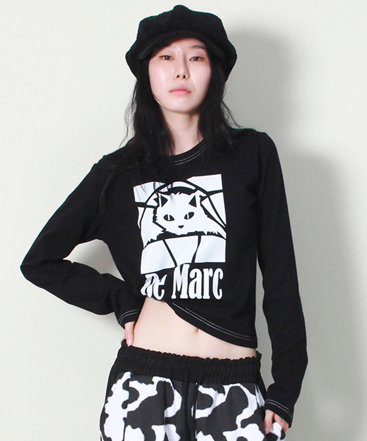 드마크(DEMARC) 블랙 캣 스티치 세미크롭 긴팔티셔츠 블랙